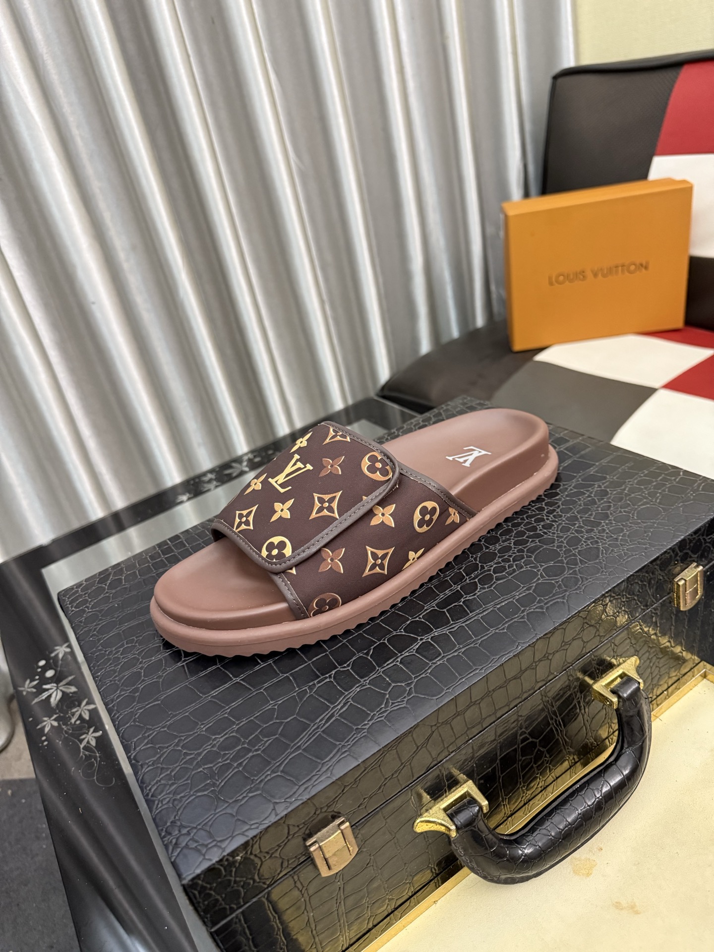 LV 高仿 男款 Monogram拖鞋 經典棕色休閒涼拖 百搭款