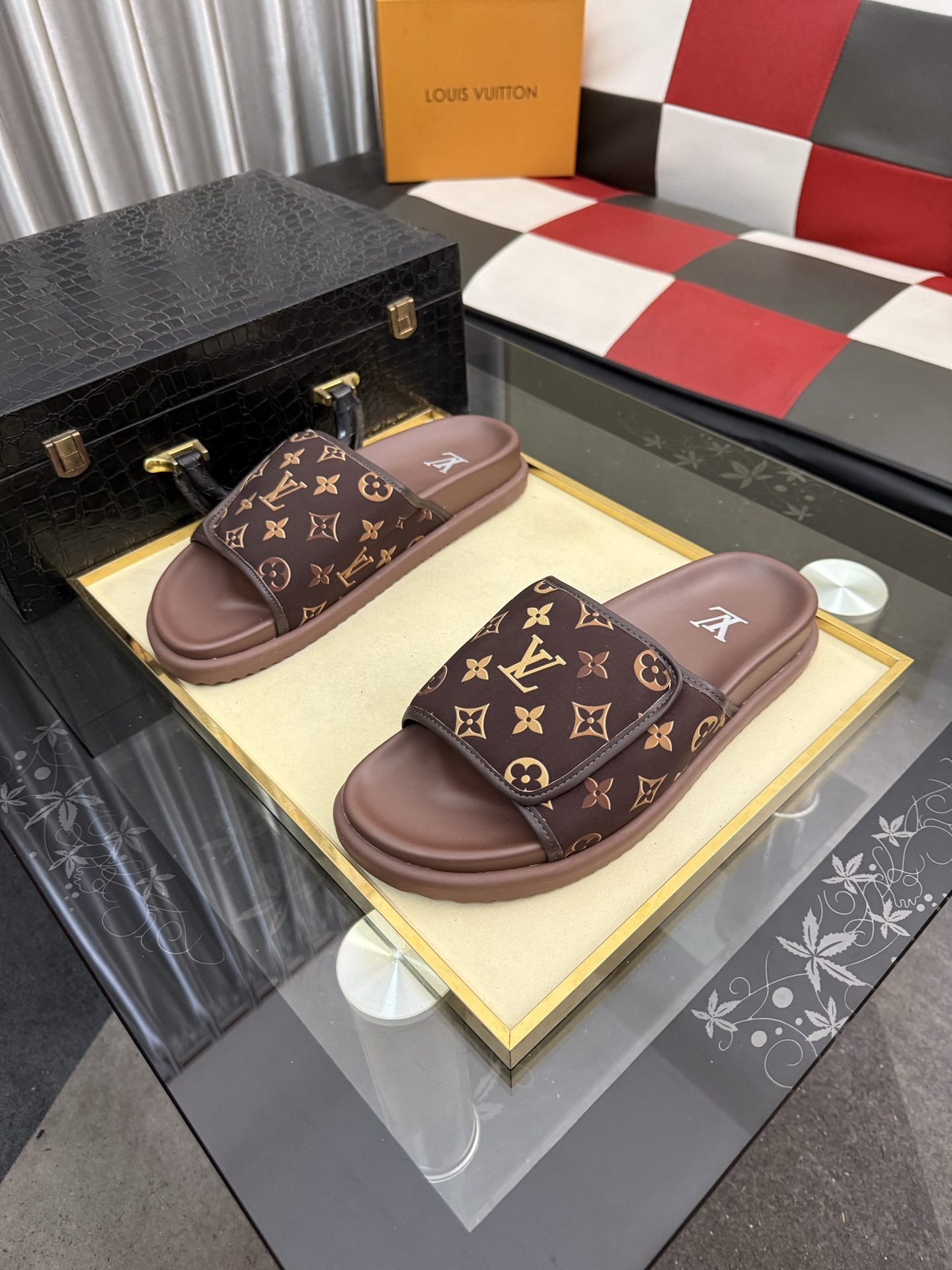 LV 高仿 男款 Monogram拖鞋 經典棕色休閒涼拖 百搭款| 14 LV 高仿 男款 Monogram拖鞋 經典棕色休閒涼拖 百搭款