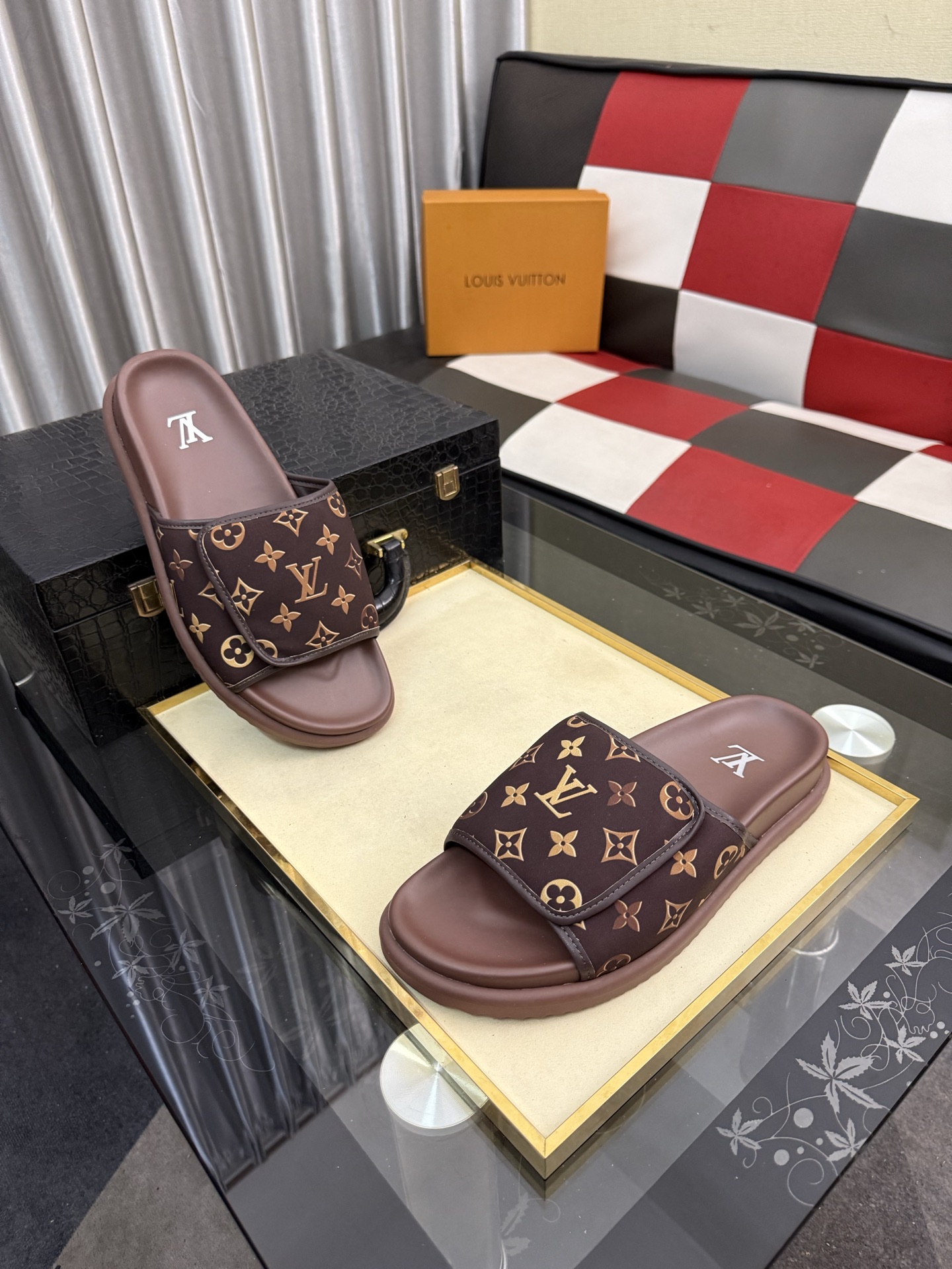 LV 高仿 男款 Monogram拖鞋 經典棕色休閒涼拖 百搭款| 13 LV 高仿 男款 Monogram拖鞋 經典棕色休閒涼拖 百搭款