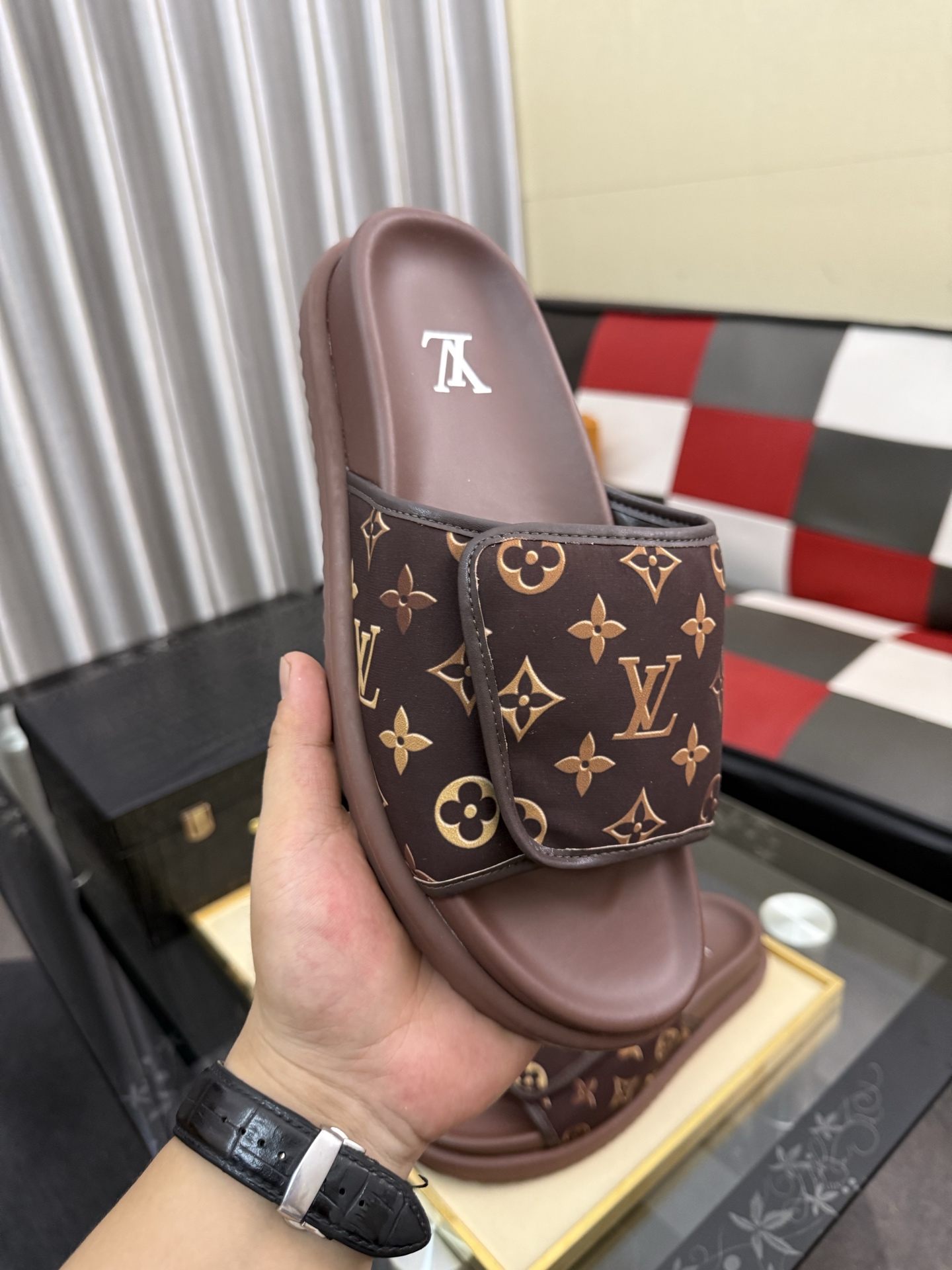 LV 高仿 男款 Monogram拖鞋 經典棕色休閒涼拖 百搭款| 12 LV 高仿 男款 Monogram拖鞋 經典棕色休閒涼拖 百搭款