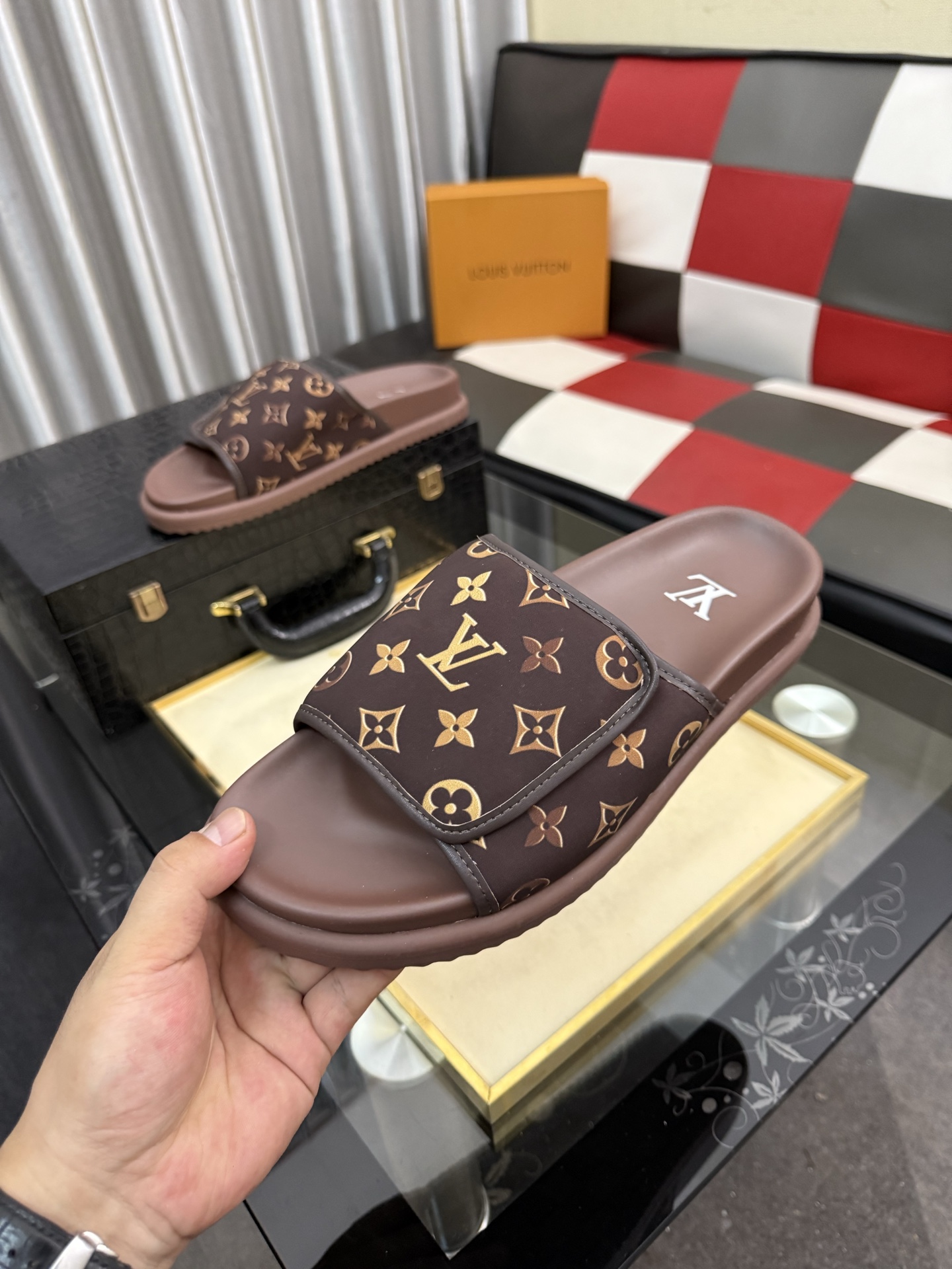LV 高仿 男款 Monogram拖鞋 經典棕色休閒涼拖 百搭款| 11 LV 高仿 男款 Monogram拖鞋 經典棕色休閒涼拖 百搭款