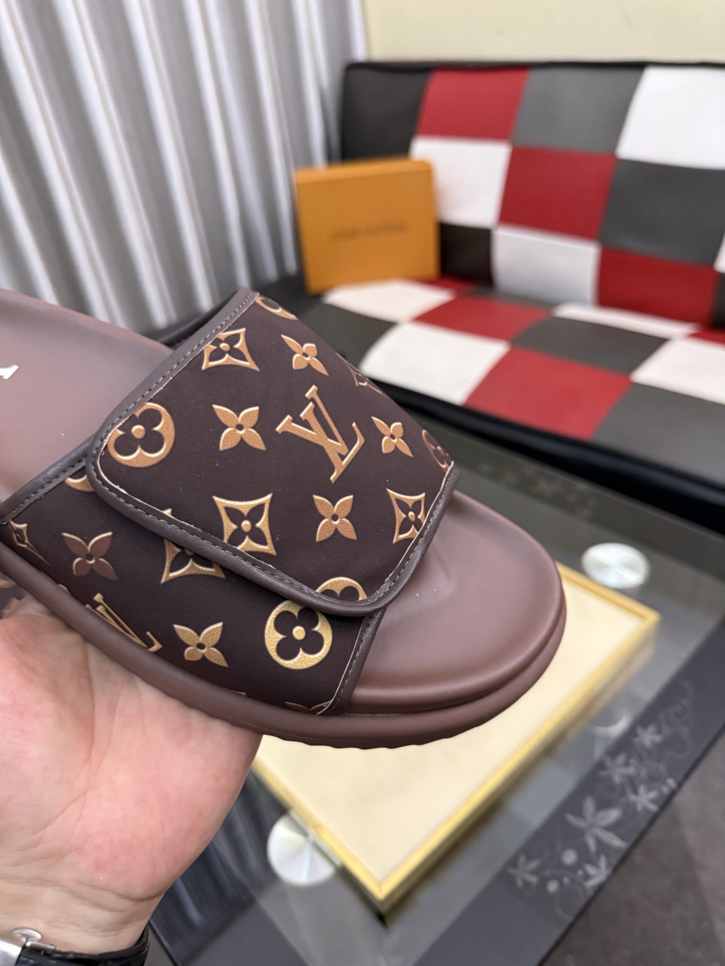 LV 高仿 男款 Monogram拖鞋 經典棕色休閒涼拖 百搭款| 10 LV 高仿 男款 Monogram拖鞋 經典棕色休閒涼拖 百搭款