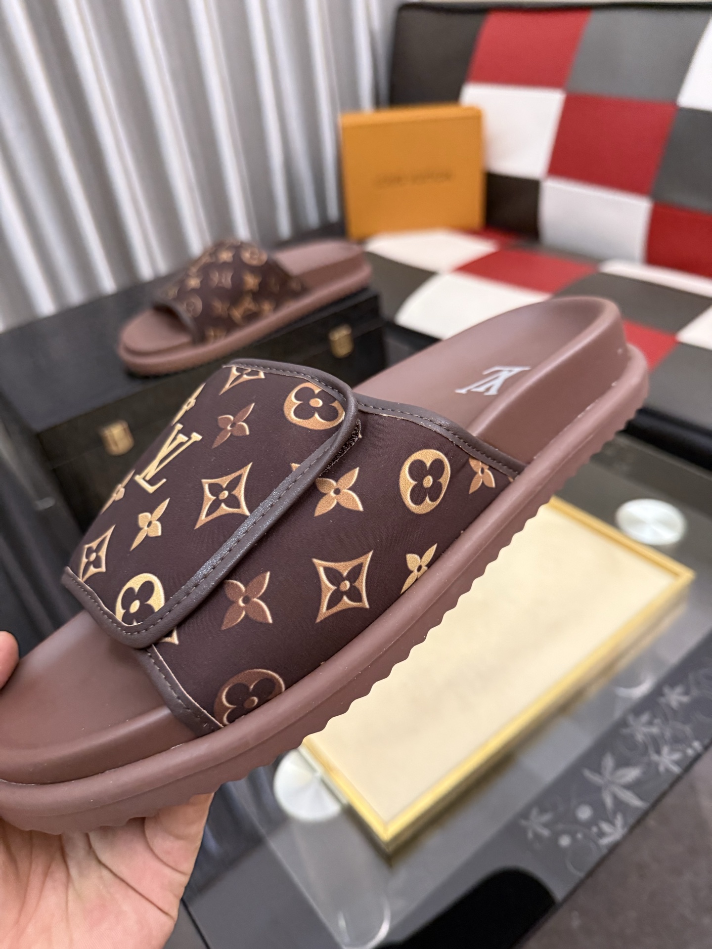 LV 高仿 男款 Monogram拖鞋 經典棕色休閒涼拖 百搭款| 9 LV 高仿 男款 Monogram拖鞋 經典棕色休閒涼拖 百搭款