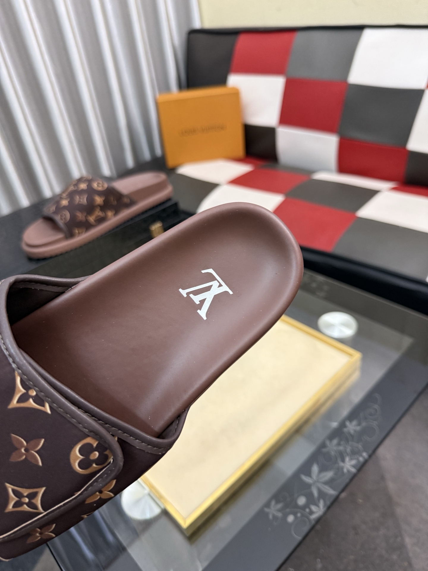LV 高仿 男款 Monogram拖鞋 經典棕色休閒涼拖 百搭款| 8 LV 高仿 男款 Monogram拖鞋 經典棕色休閒涼拖 百搭款