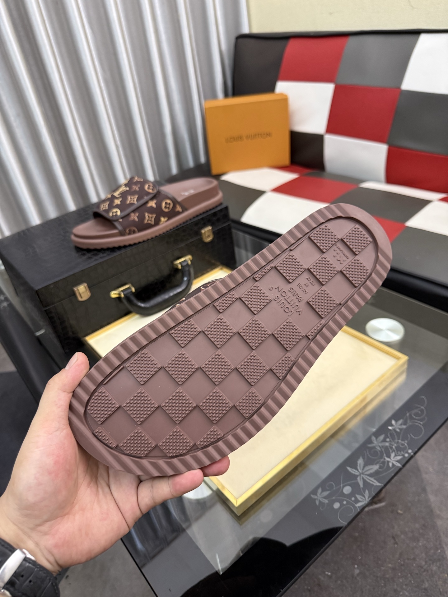 LV 高仿 男款 Monogram拖鞋 經典棕色休閒涼拖 百搭款| 7 LV 高仿 男款 Monogram拖鞋 經典棕色休閒涼拖 百搭款