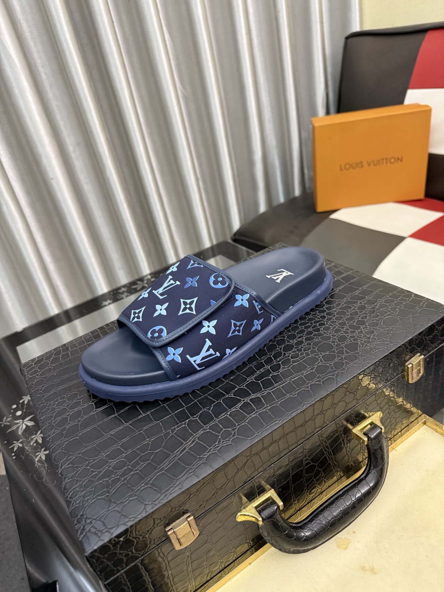 LV 一比一 男款 Monogram拖鞋 藍色印花時尚休閒款| 7 LV 一比一 男款 Monogram拖鞋 藍色印花時尚休閒款