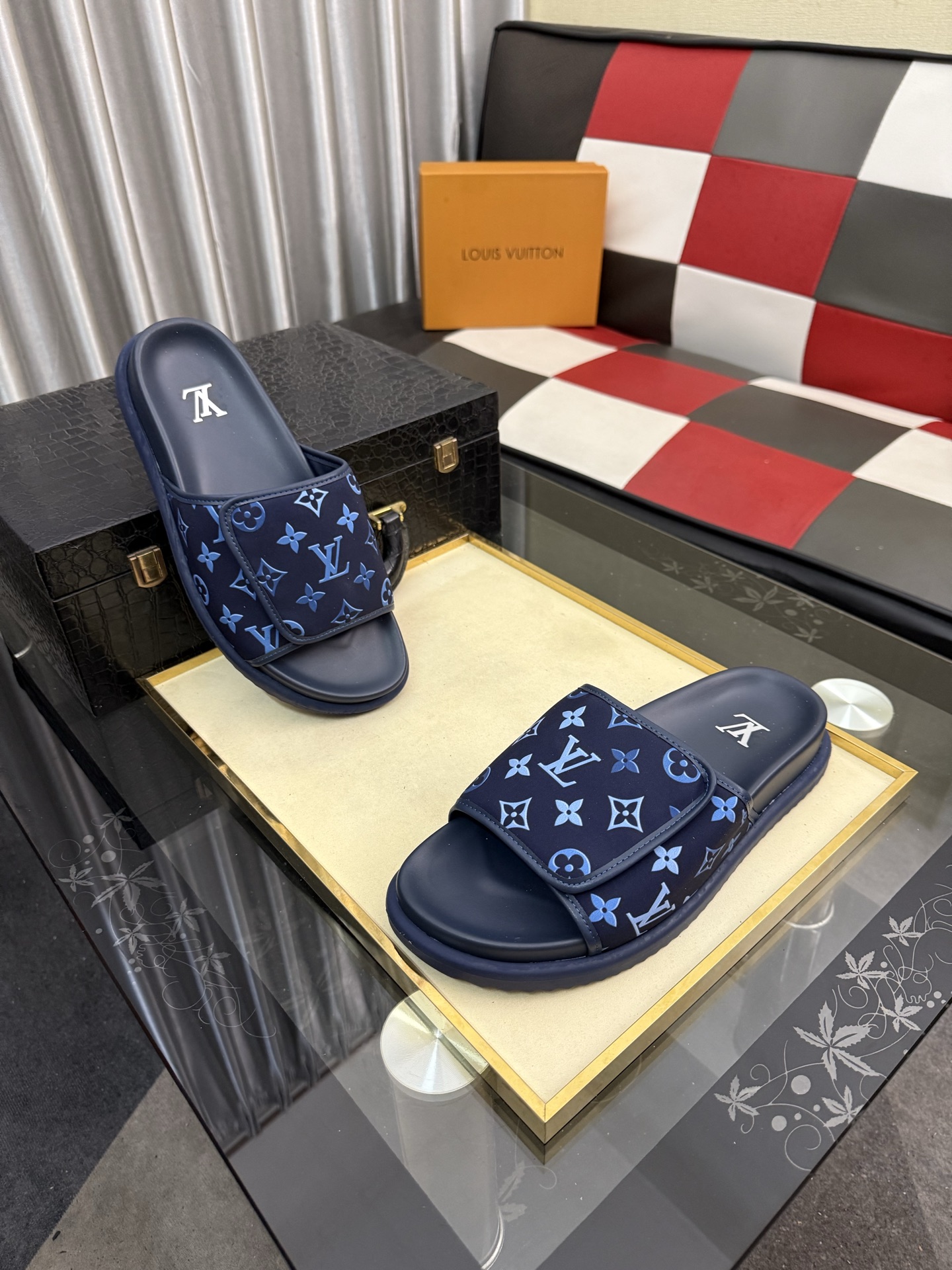 LV 一比一 男款 Monogram拖鞋 藍色印花時尚休閒款| 14 LV 一比一 男款 Monogram拖鞋 藍色印花時尚休閒款