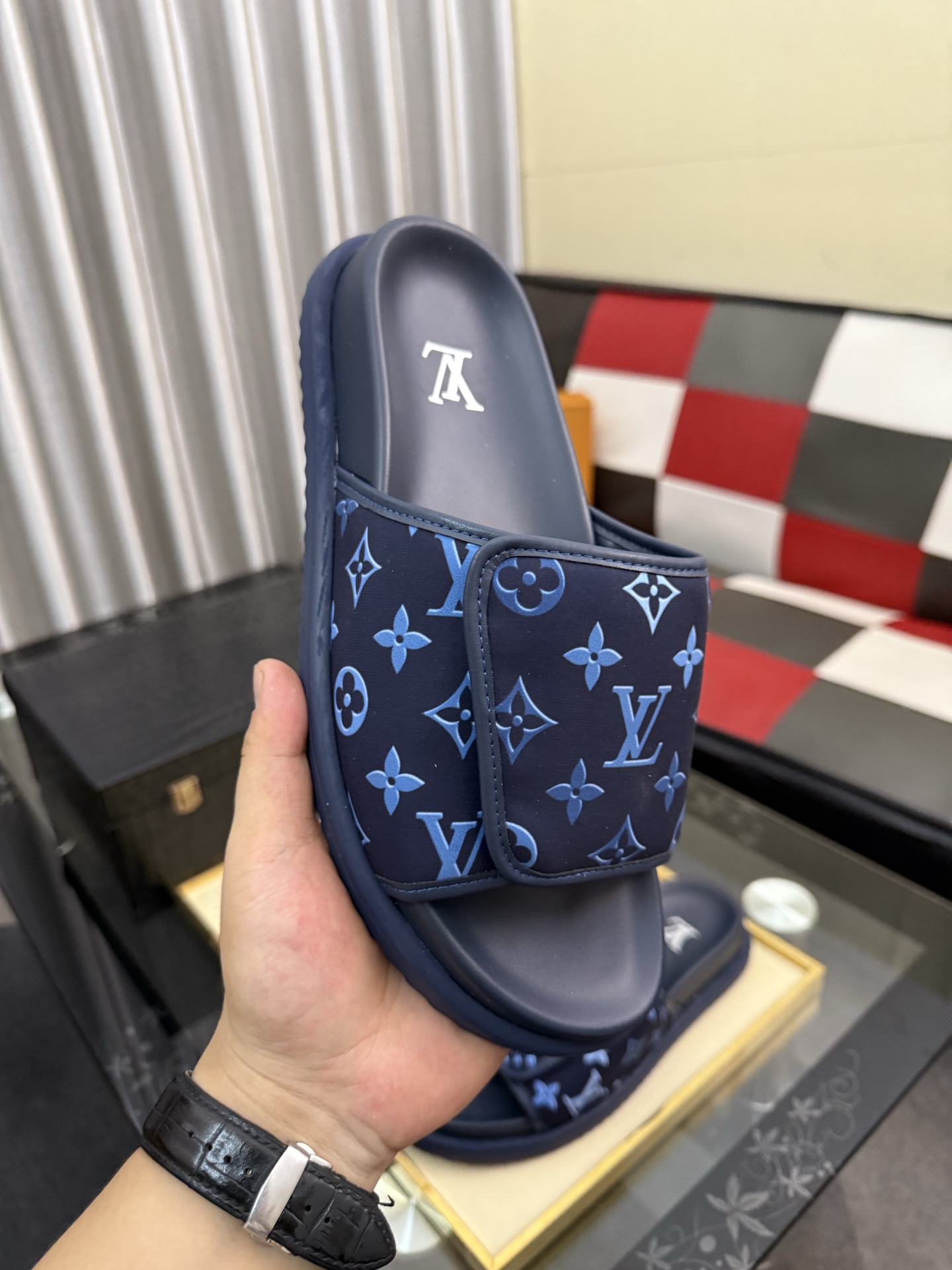 LV 一比一 男款 Monogram拖鞋 藍色印花時尚休閒款| 13 LV 一比一 男款 Monogram拖鞋 藍色印花時尚休閒款