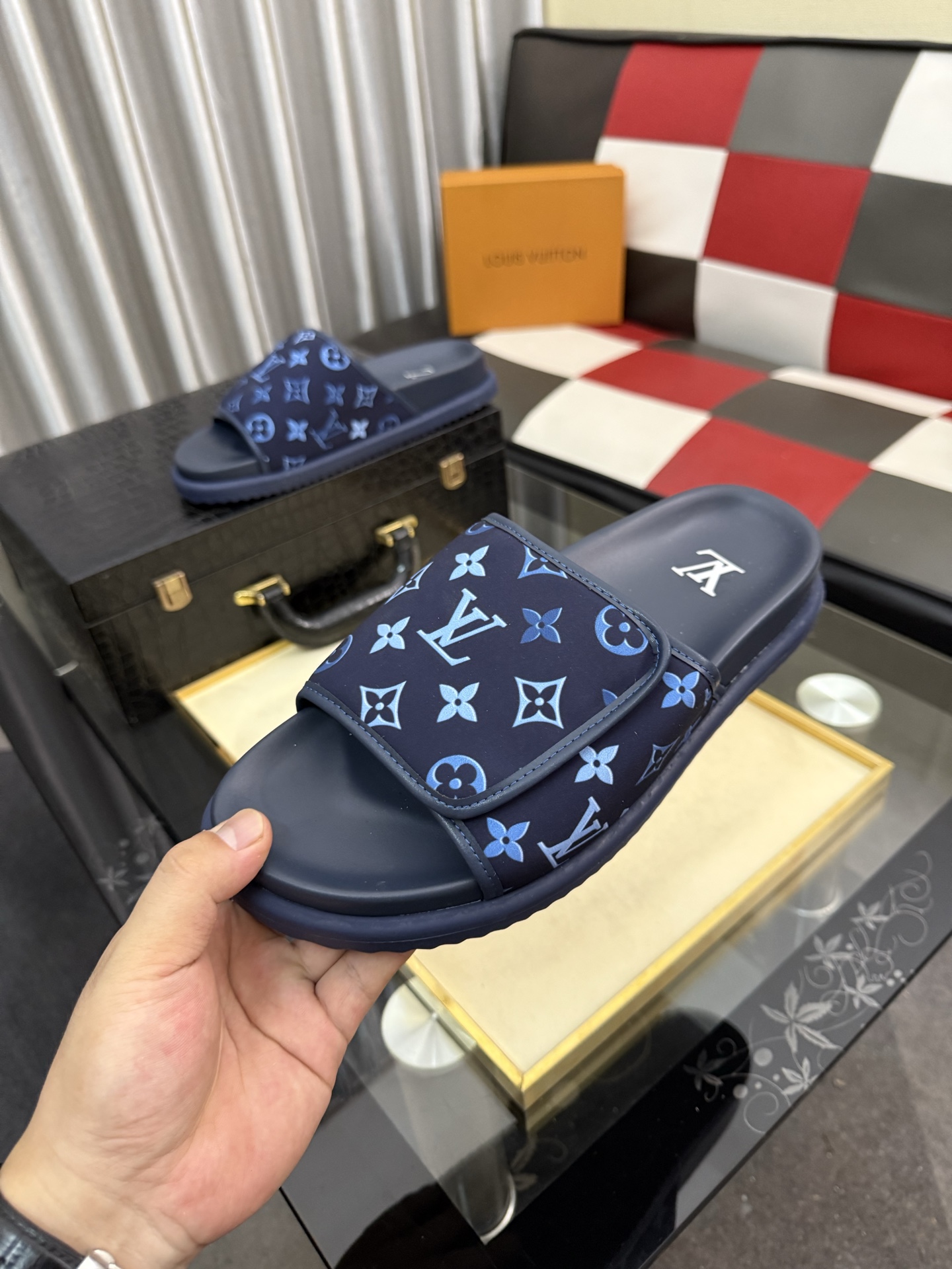 LV 一比一 男款 Monogram拖鞋 藍色印花時尚休閒款| 12 LV 一比一 男款 Monogram拖鞋 藍色印花時尚休閒款