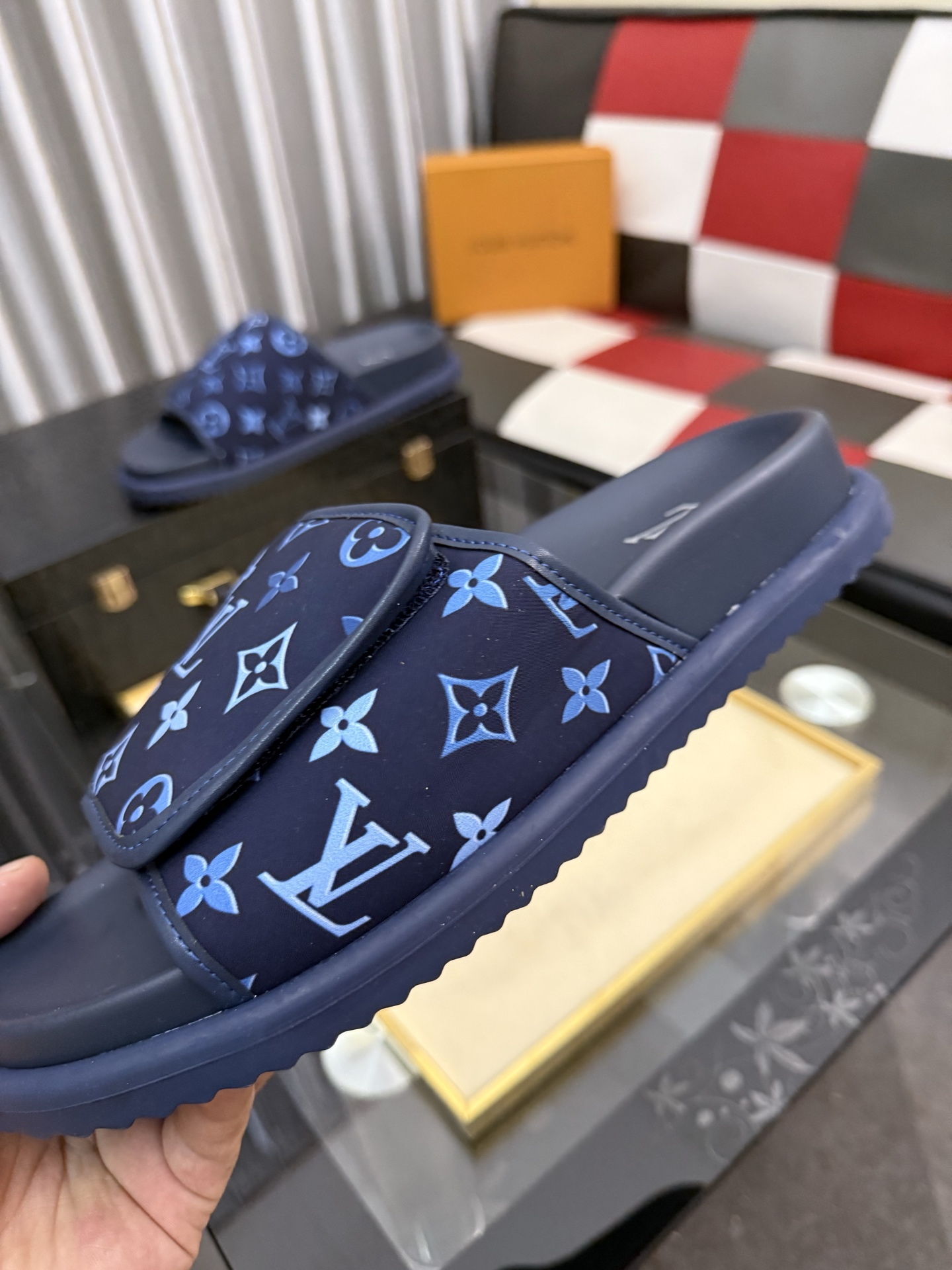 LV 一比一 男款 Monogram拖鞋 藍色印花時尚休閒款| 10 LV 一比一 男款 Monogram拖鞋 藍色印花時尚休閒款