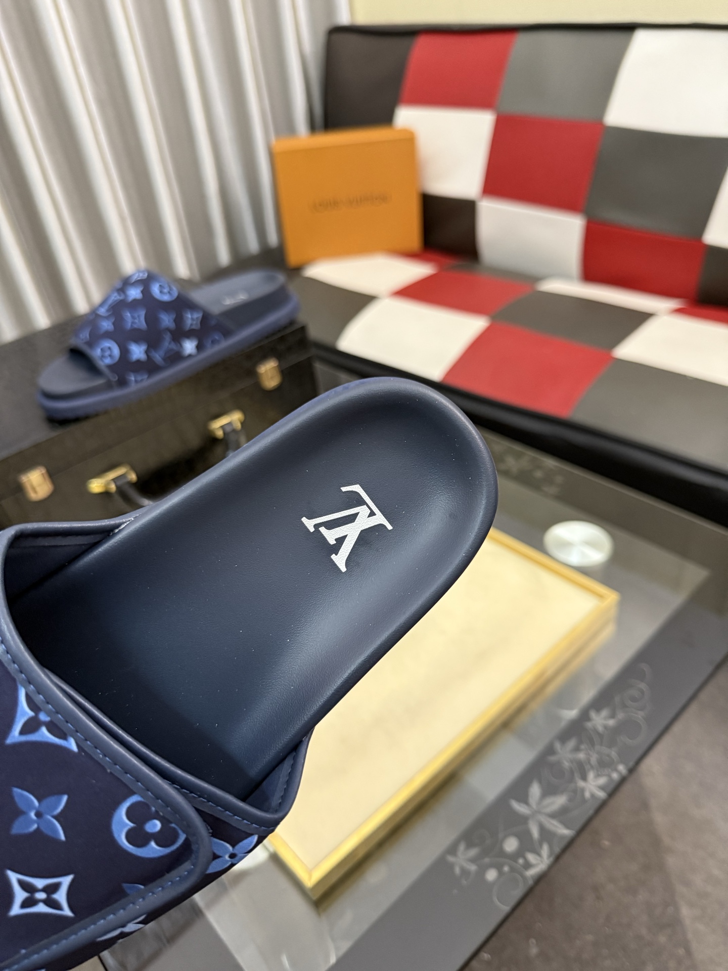 LV 一比一 男款 Monogram拖鞋 藍色印花時尚休閒款| 9 LV 一比一 男款 Monogram拖鞋 藍色印花時尚休閒款