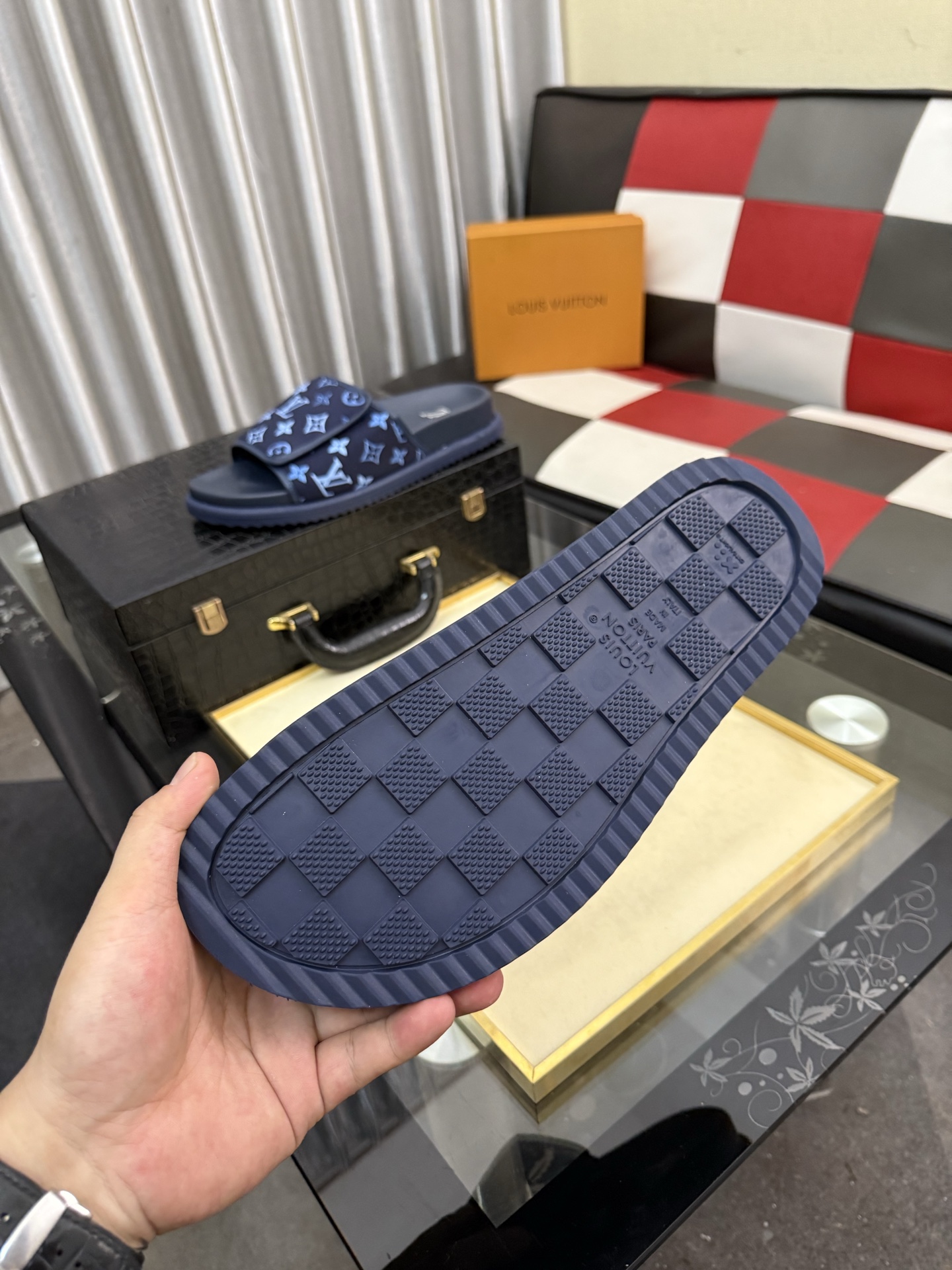 LV 一比一 男款 Monogram拖鞋 藍色印花時尚休閒款| 8 LV 一比一 男款 Monogram拖鞋 藍色印花時尚休閒款