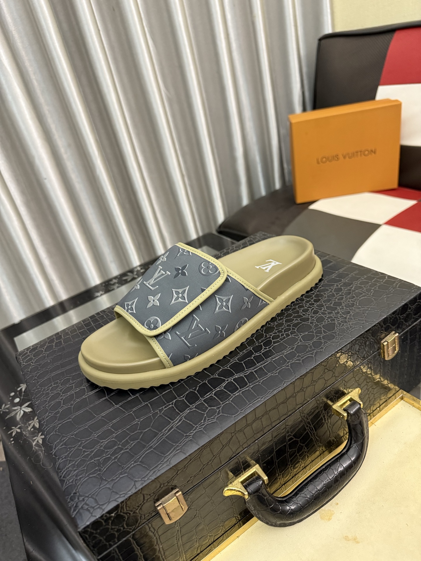 LV 原單 男款 Monogram拖鞋 軍綠灰配色 潮流舒適款| 6 LV 原單 男款 Monogram拖鞋 軍綠灰配色 潮流舒適款