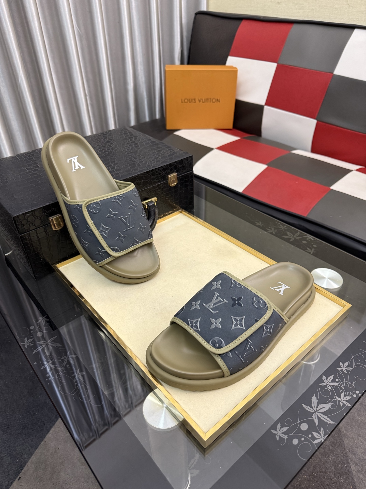 LV 原單 男款 Monogram拖鞋 軍綠灰配色 潮流舒適款| 13 LV 原單 男款 Monogram拖鞋 軍綠灰配色 潮流舒適款