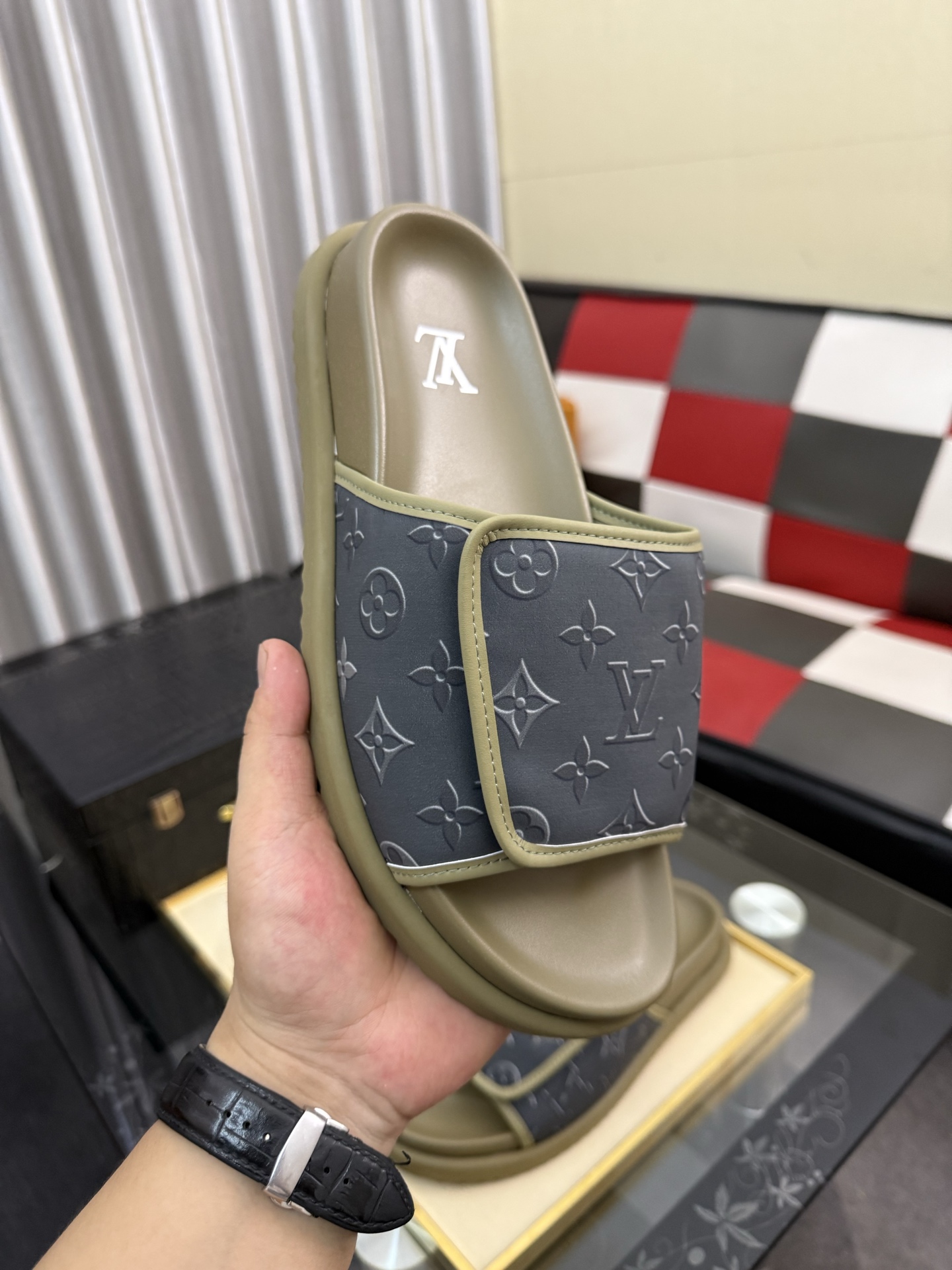 LV 原單 男款 Monogram拖鞋 軍綠灰配色 潮流舒適款| 12 LV 原單 男款 Monogram拖鞋 軍綠灰配色 潮流舒適款