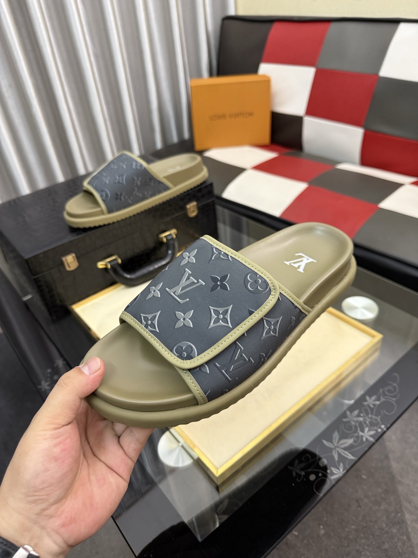 LV 原單 男款 Monogram拖鞋 軍綠灰配色 潮流舒適款| 11 LV 原單 男款 Monogram拖鞋 軍綠灰配色 潮流舒適款