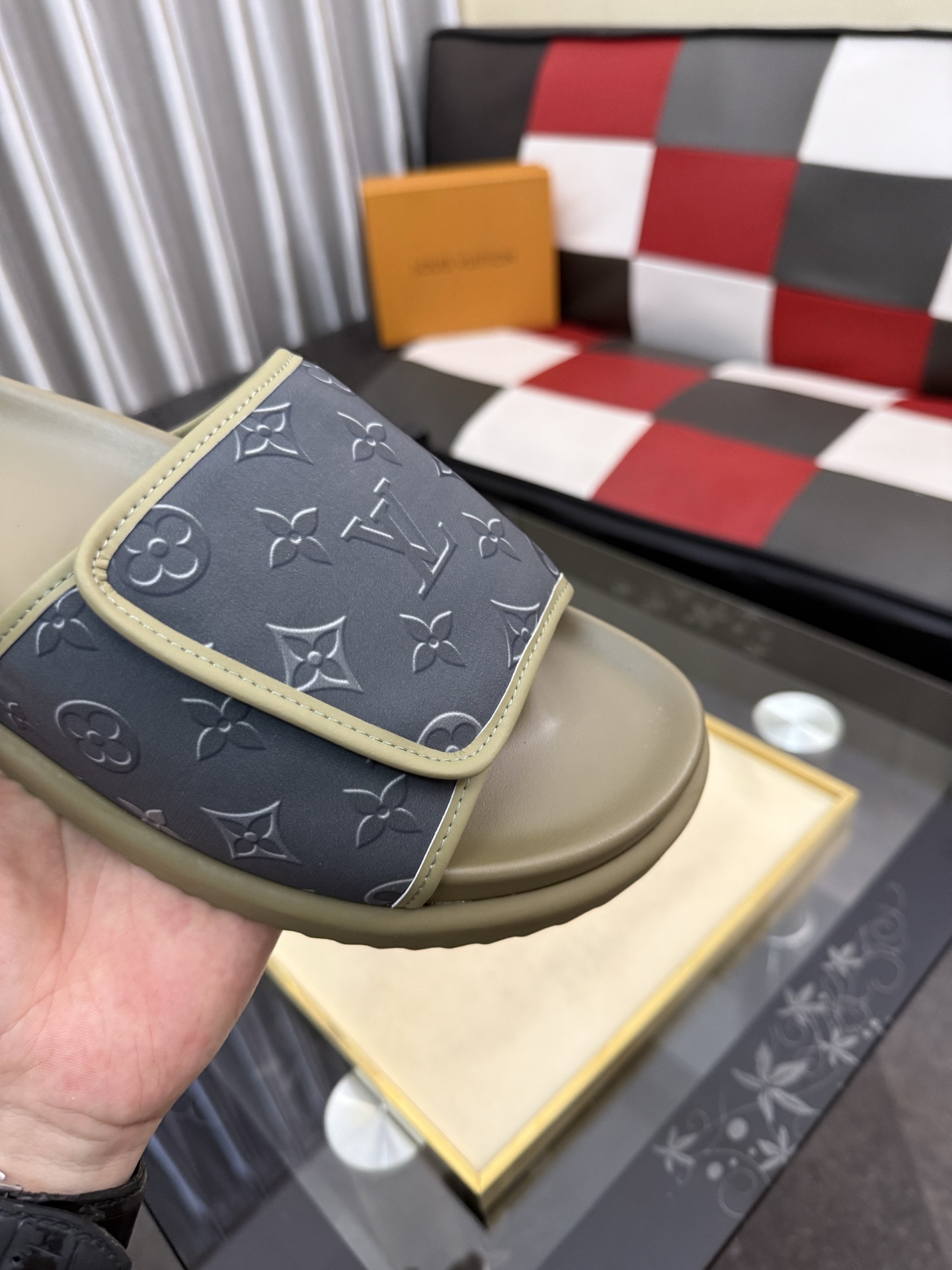 LV 原單 男款 Monogram拖鞋 軍綠灰配色 潮流舒適款| 10 LV 原單 男款 Monogram拖鞋 軍綠灰配色 潮流舒適款
