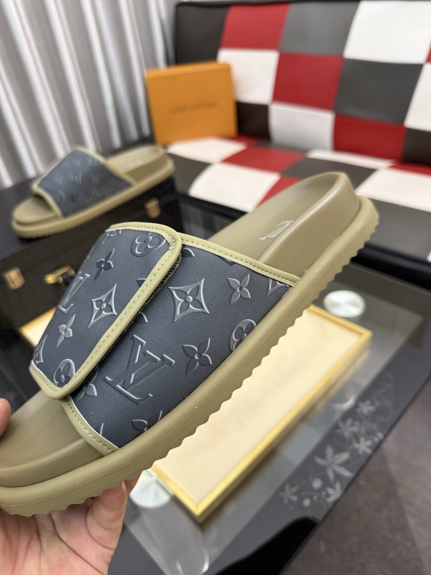 LV 原單 男款 Monogram拖鞋 軍綠灰配色 潮流舒適款| 9 LV 原單 男款 Monogram拖鞋 軍綠灰配色 潮流舒適款