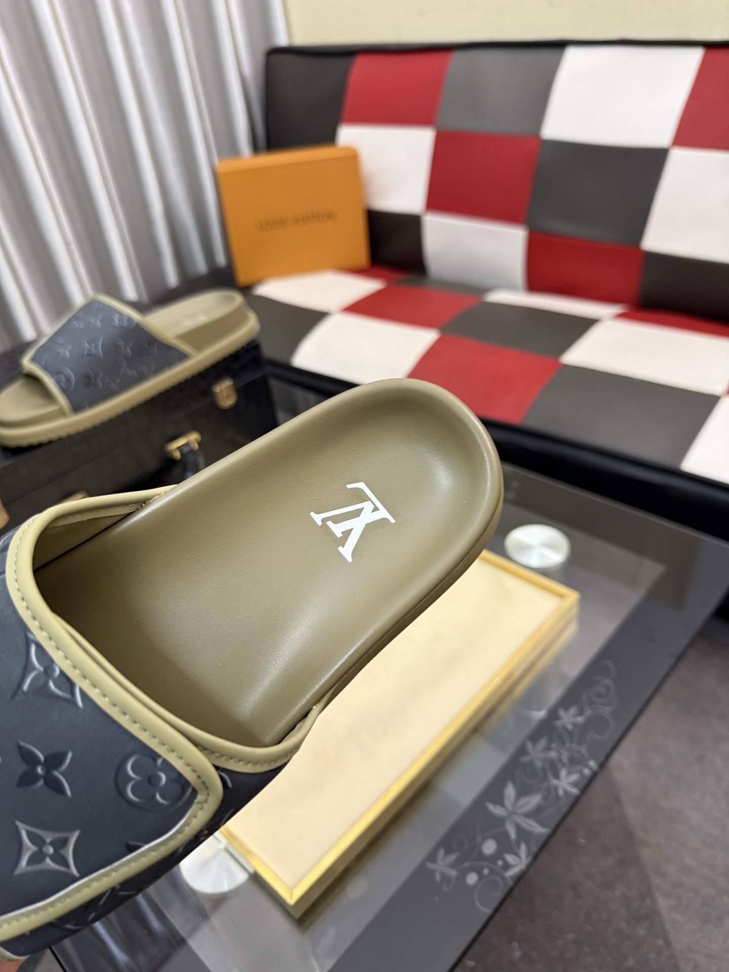 LV 原單 男款 Monogram拖鞋 軍綠灰配色 潮流舒適款| 8 LV 原單 男款 Monogram拖鞋 軍綠灰配色 潮流舒適款