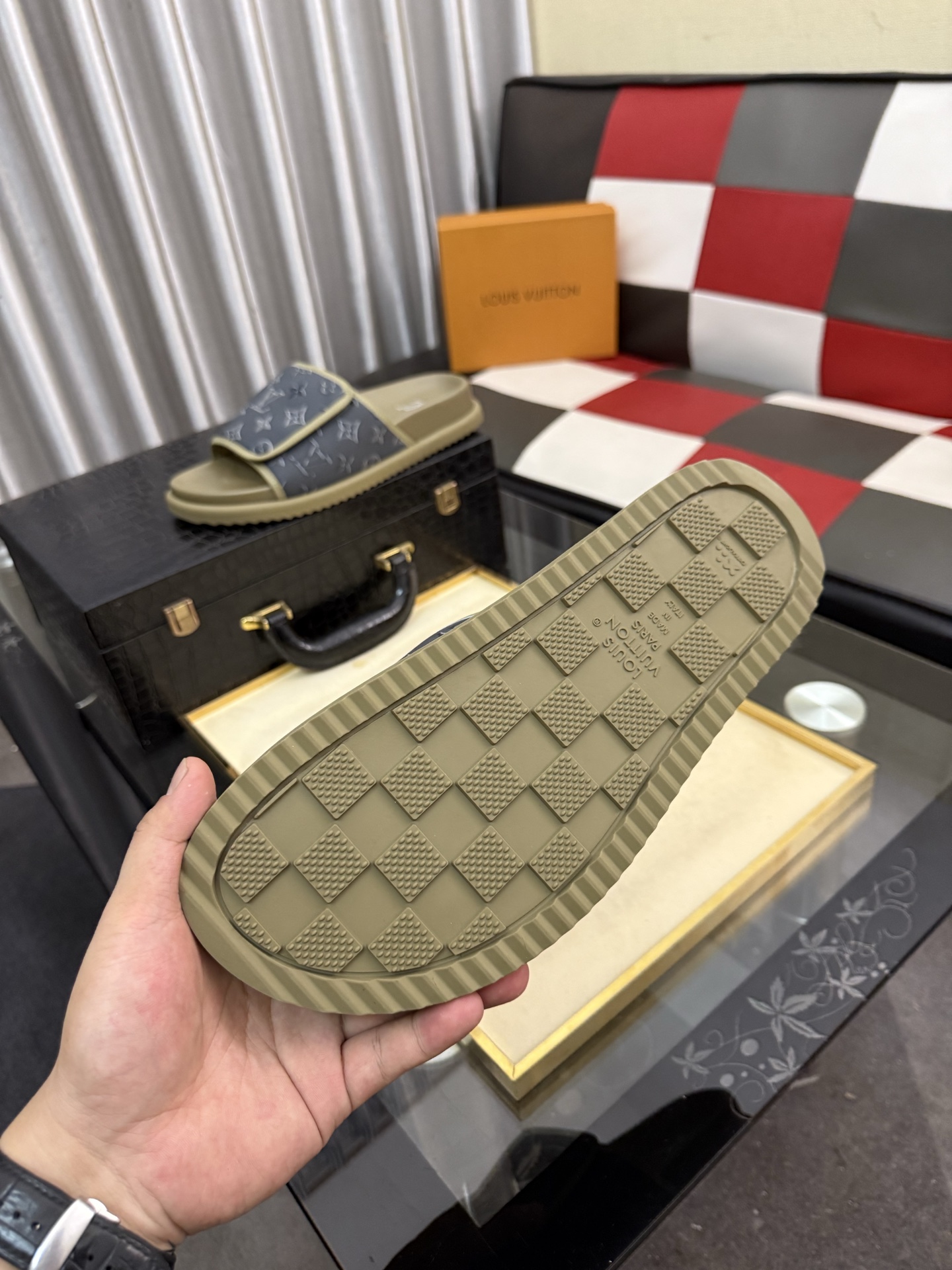 LV 原單 男款 Monogram拖鞋 軍綠灰配色 潮流舒適款| 7 LV 原單 男款 Monogram拖鞋 軍綠灰配色 潮流舒適款