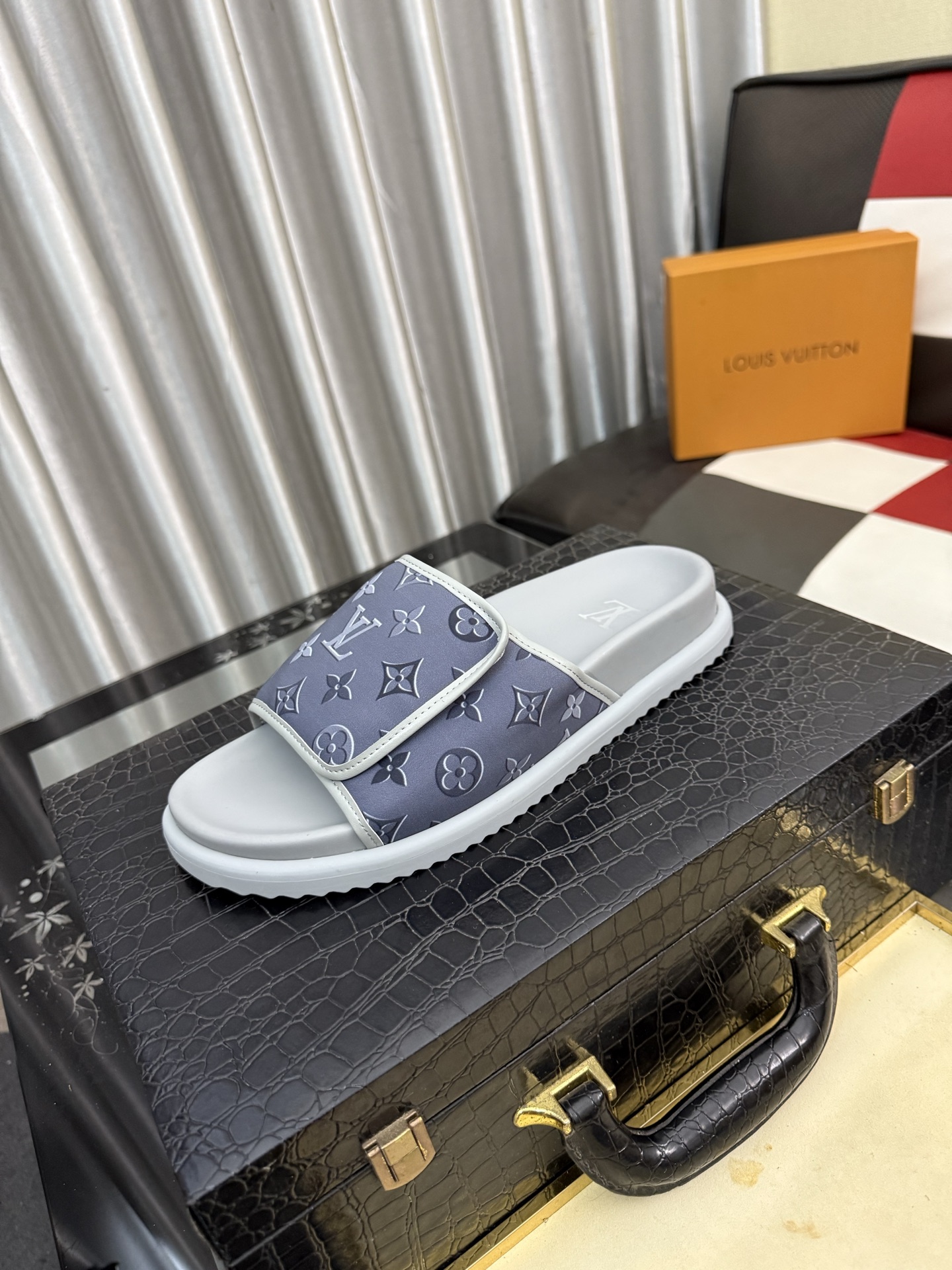 LV A貨 男款 Monogram拖鞋 淺灰色極簡風 百搭休閒款| 6 LV A貨 男款 Monogram拖鞋 淺灰色極簡風 百搭休閒款