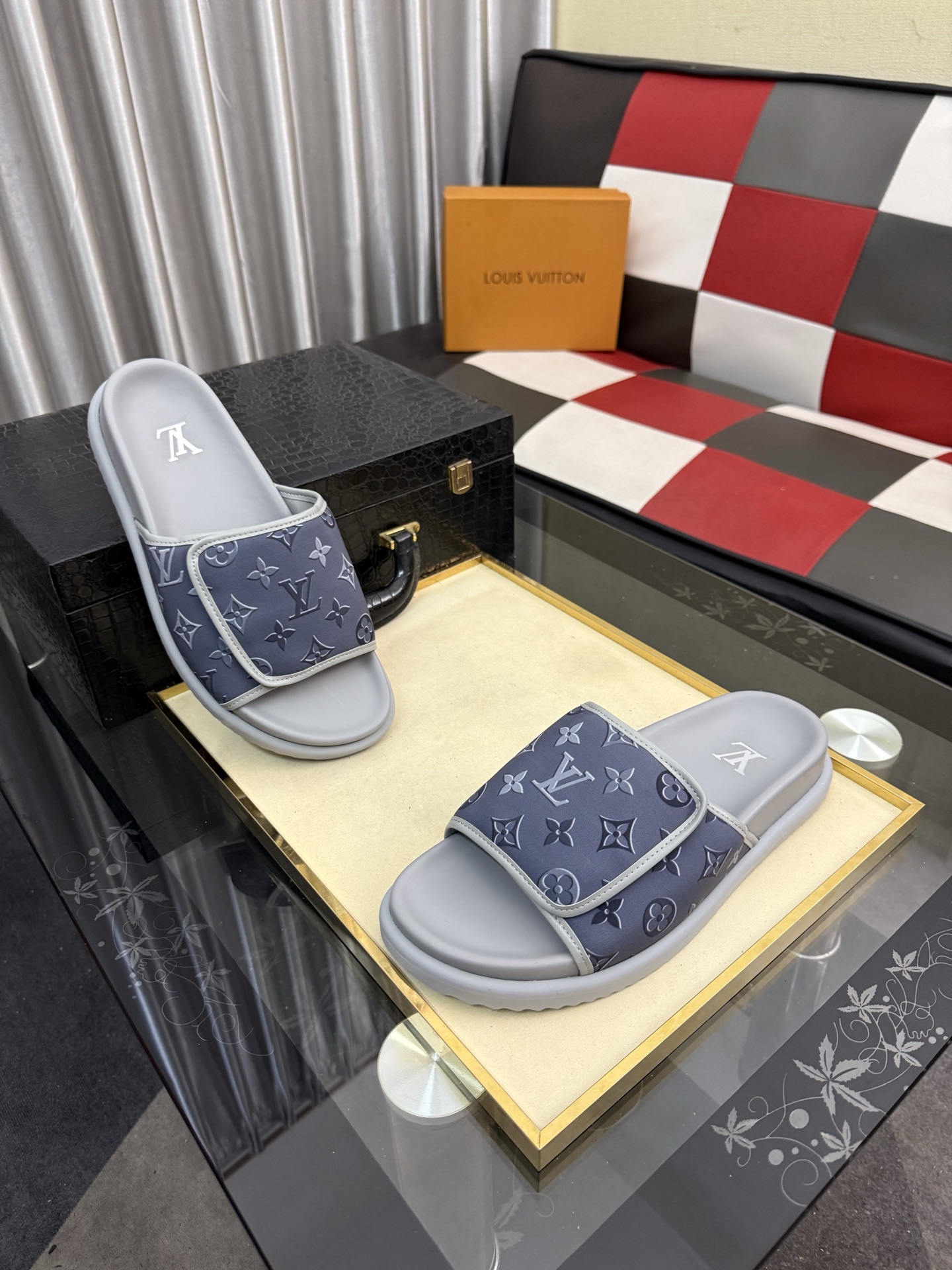 LV A貨 男款 Monogram拖鞋 淺灰色極簡風 百搭休閒款| 12 LV A貨 男款 Monogram拖鞋 淺灰色極簡風 百搭休閒款