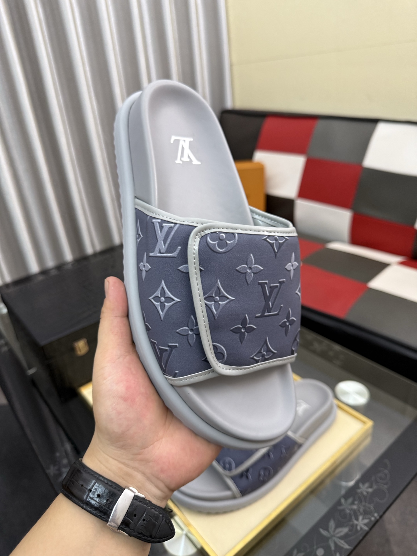 LV A貨 男款 Monogram拖鞋 淺灰色極簡風 百搭休閒款| 13 LV A貨 男款 Monogram拖鞋 淺灰色極簡風 百搭休閒款