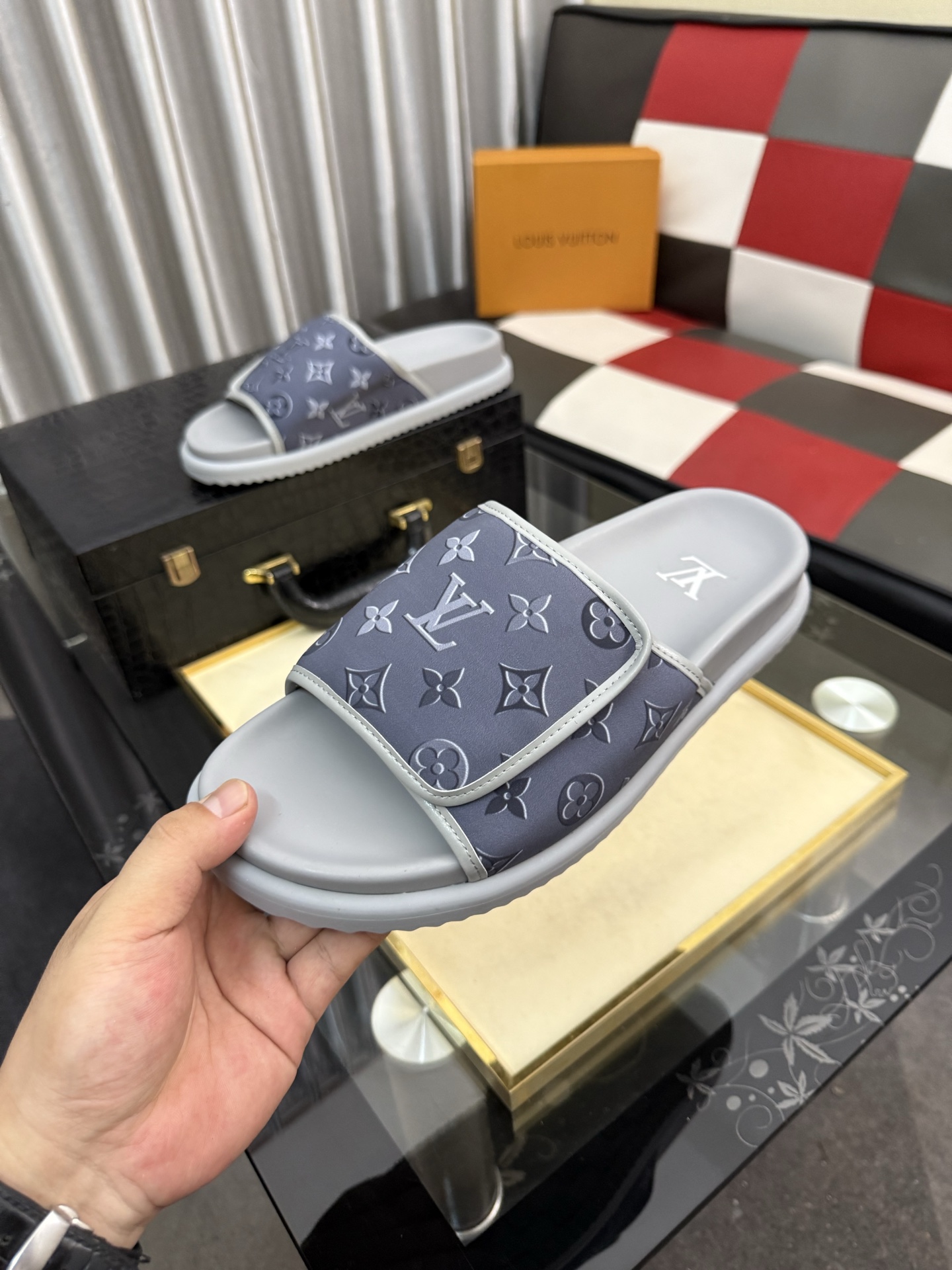 LV A貨 男款 Monogram拖鞋 淺灰色極簡風 百搭休閒款| 11 LV A貨 男款 Monogram拖鞋 淺灰色極簡風 百搭休閒款