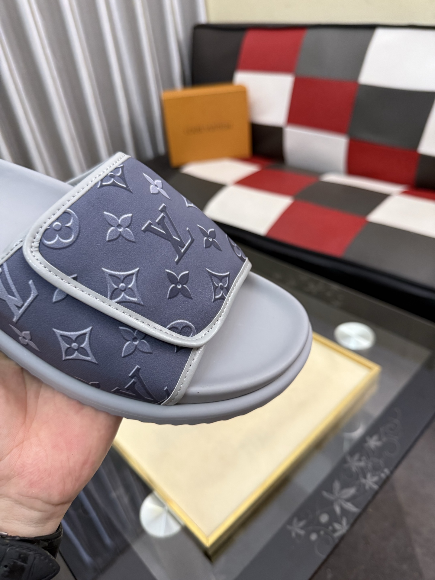 LV A貨 男款 Monogram拖鞋 淺灰色極簡風 百搭休閒款| 10 LV A貨 男款 Monogram拖鞋 淺灰色極簡風 百搭休閒款