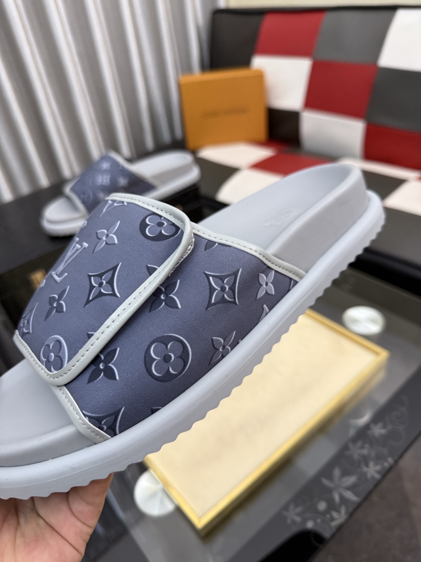LV A貨 男款 Monogram拖鞋 淺灰色極簡風 百搭休閒款| 9 LV A貨 男款 Monogram拖鞋 淺灰色極簡風 百搭休閒款