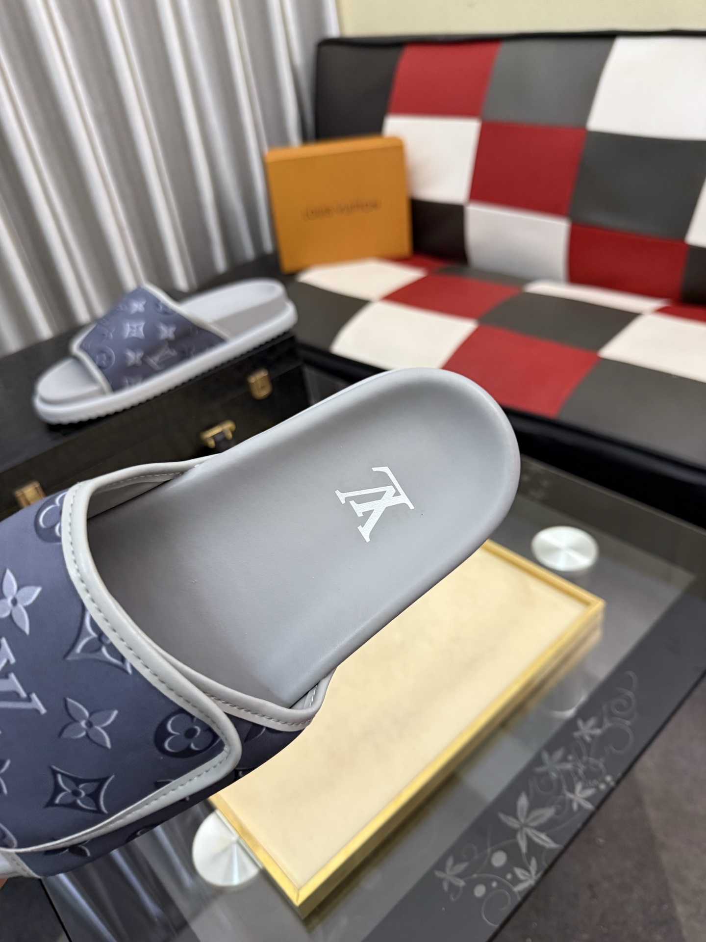 LV A貨 男款 Monogram拖鞋 淺灰色極簡風 百搭休閒款| 8 LV A貨 男款 Monogram拖鞋 淺灰色極簡風 百搭休閒款