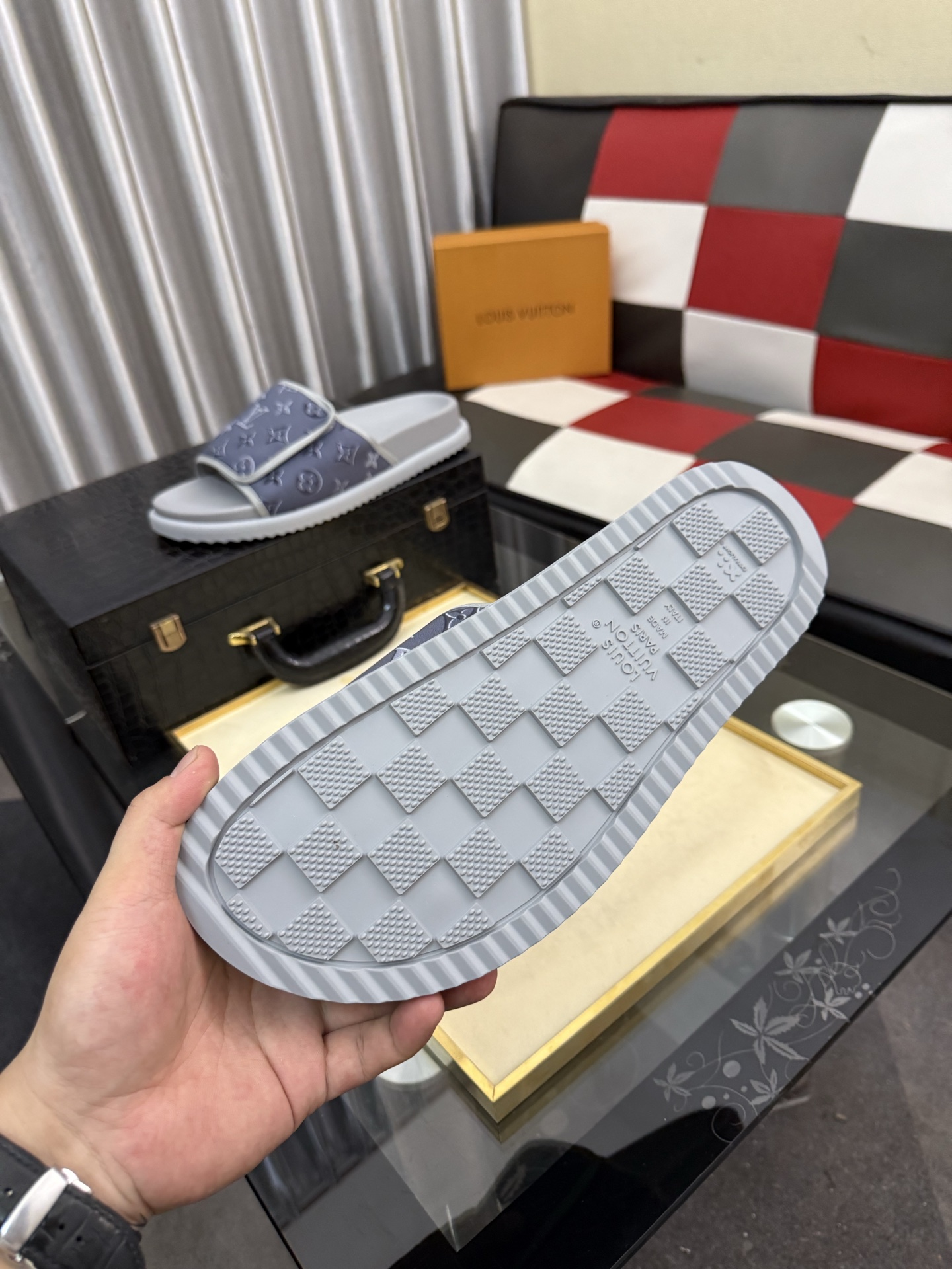 LV A貨 男款 Monogram拖鞋 淺灰色極簡風 百搭休閒款| 7 LV A貨 男款 Monogram拖鞋 淺灰色極簡風 百搭休閒款