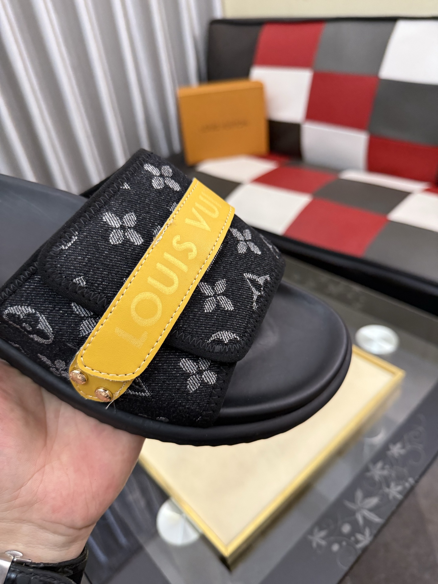 LV 高仿 男款 織帶Logo拖鞋 黑色潮流設計款| 10 LV 高仿 男款 織帶Logo拖鞋 黑色潮流設計款