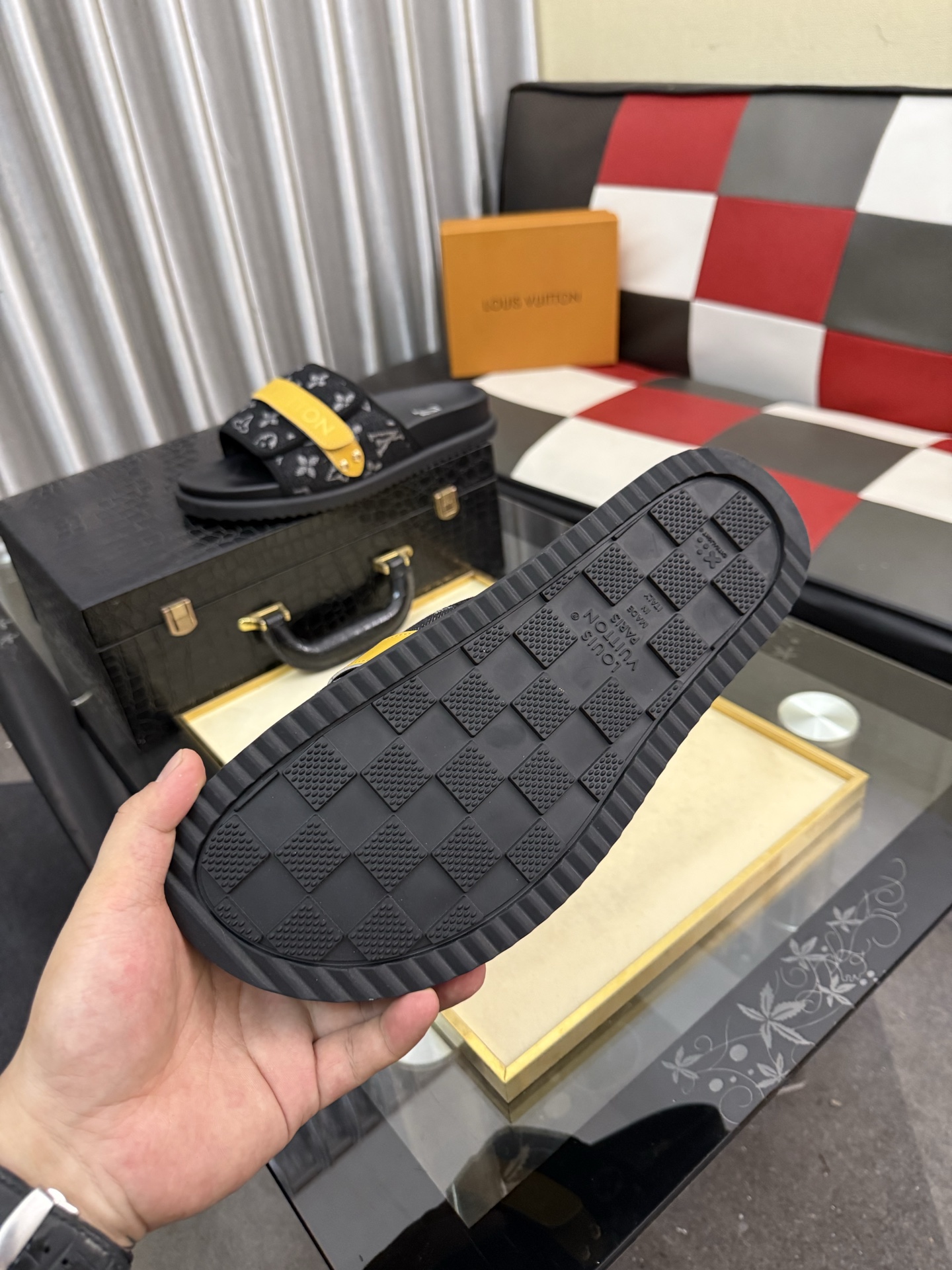 LV 高仿 男款 織帶Logo拖鞋 黑色潮流設計款| 7 LV 高仿 男款 織帶Logo拖鞋 黑色潮流設計款