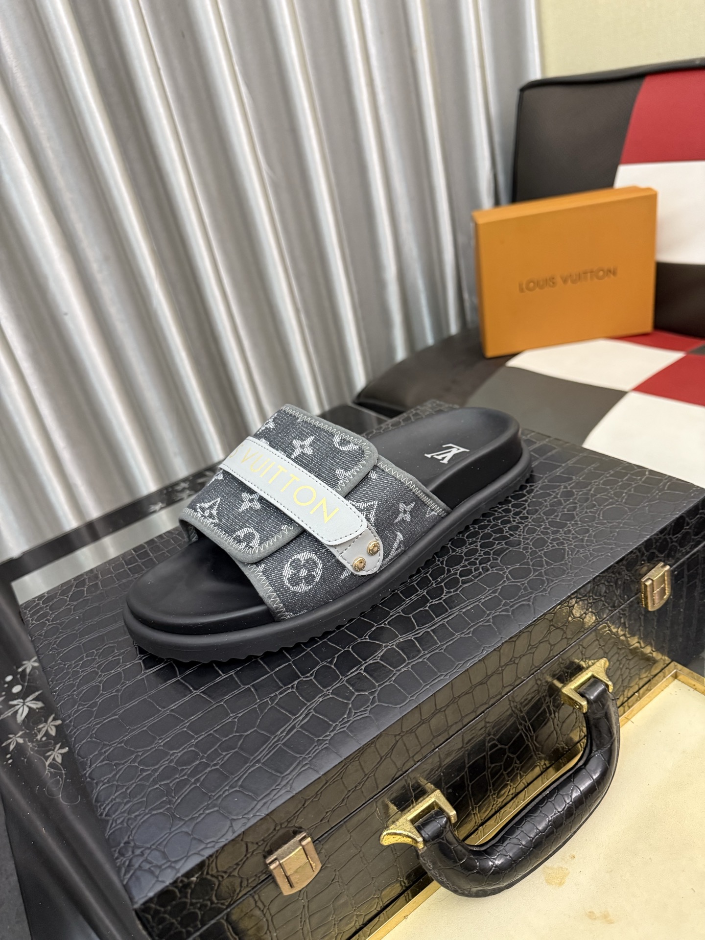 LV 復刻 男款 織帶Logo拖鞋 灰黑拼接潮流休閒款| 6 LV 復刻 男款 織帶Logo拖鞋 灰黑拼接潮流休閒款