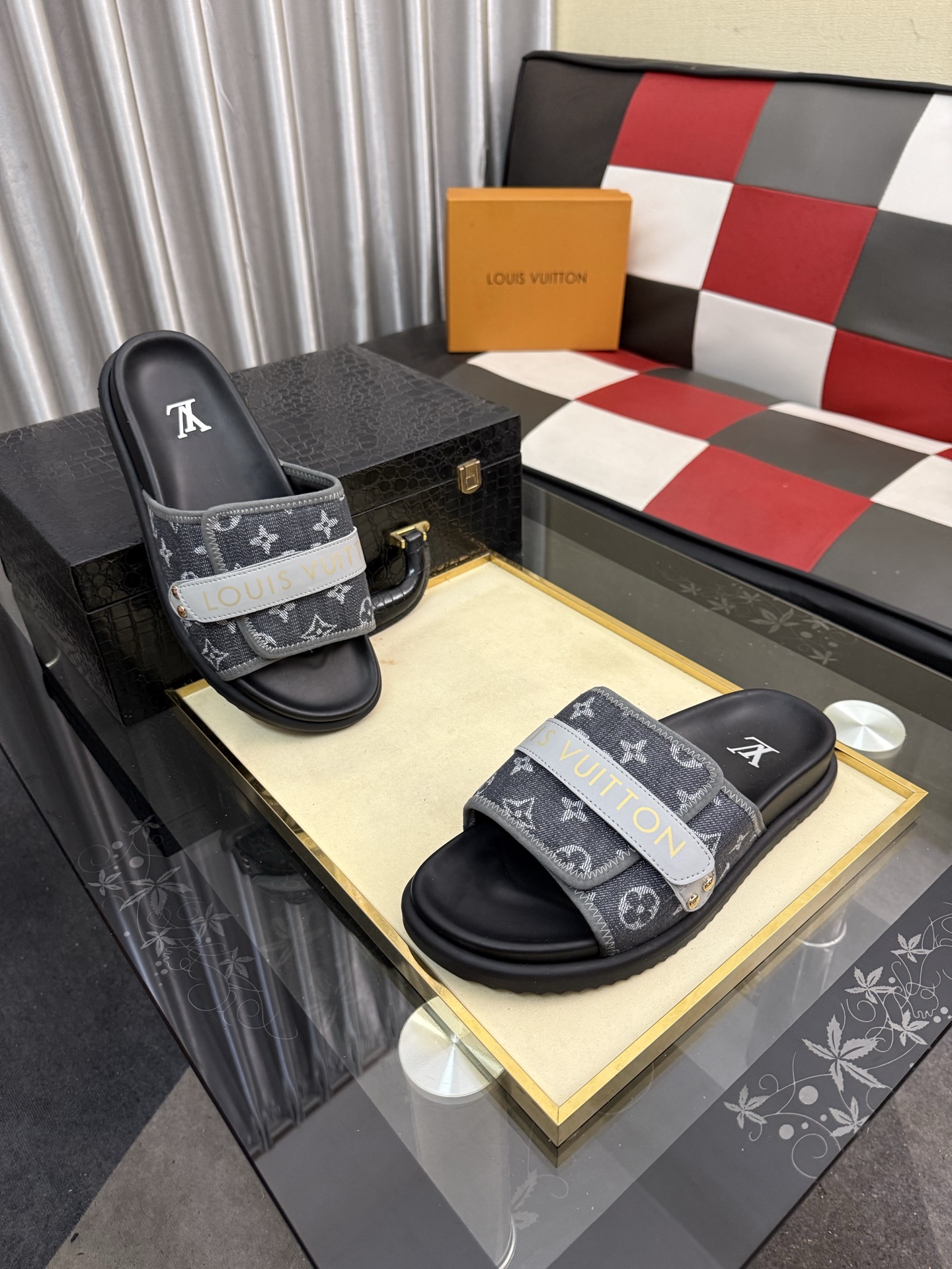 LV 復刻 男款 織帶Logo拖鞋 灰黑拼接潮流休閒款| 13 LV 復刻 男款 織帶Logo拖鞋 灰黑拼接潮流休閒款