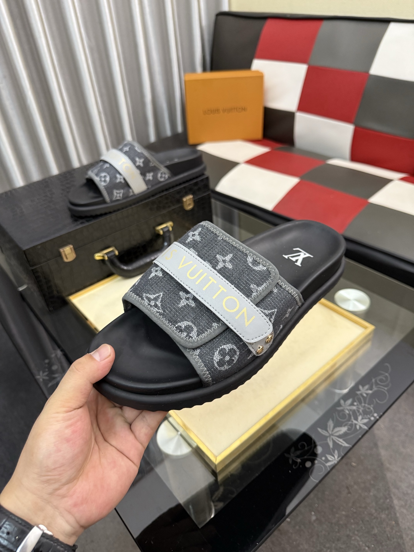 LV 復刻 男款 織帶Logo拖鞋 灰黑拼接潮流休閒款| 11 LV 復刻 男款 織帶Logo拖鞋 灰黑拼接潮流休閒款