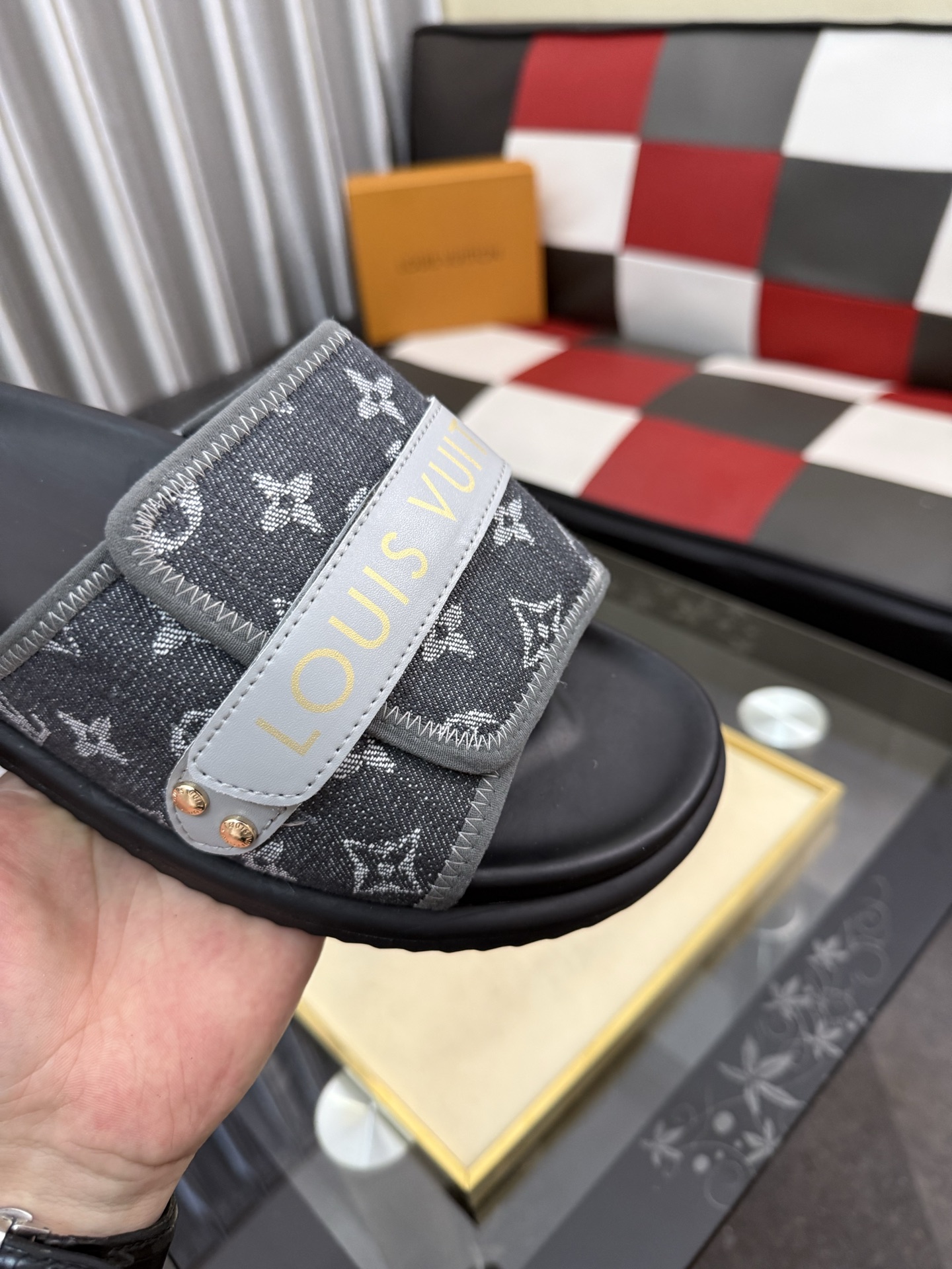 LV 復刻 男款 織帶Logo拖鞋 灰黑拼接潮流休閒款| 10 LV 復刻 男款 織帶Logo拖鞋 灰黑拼接潮流休閒款
