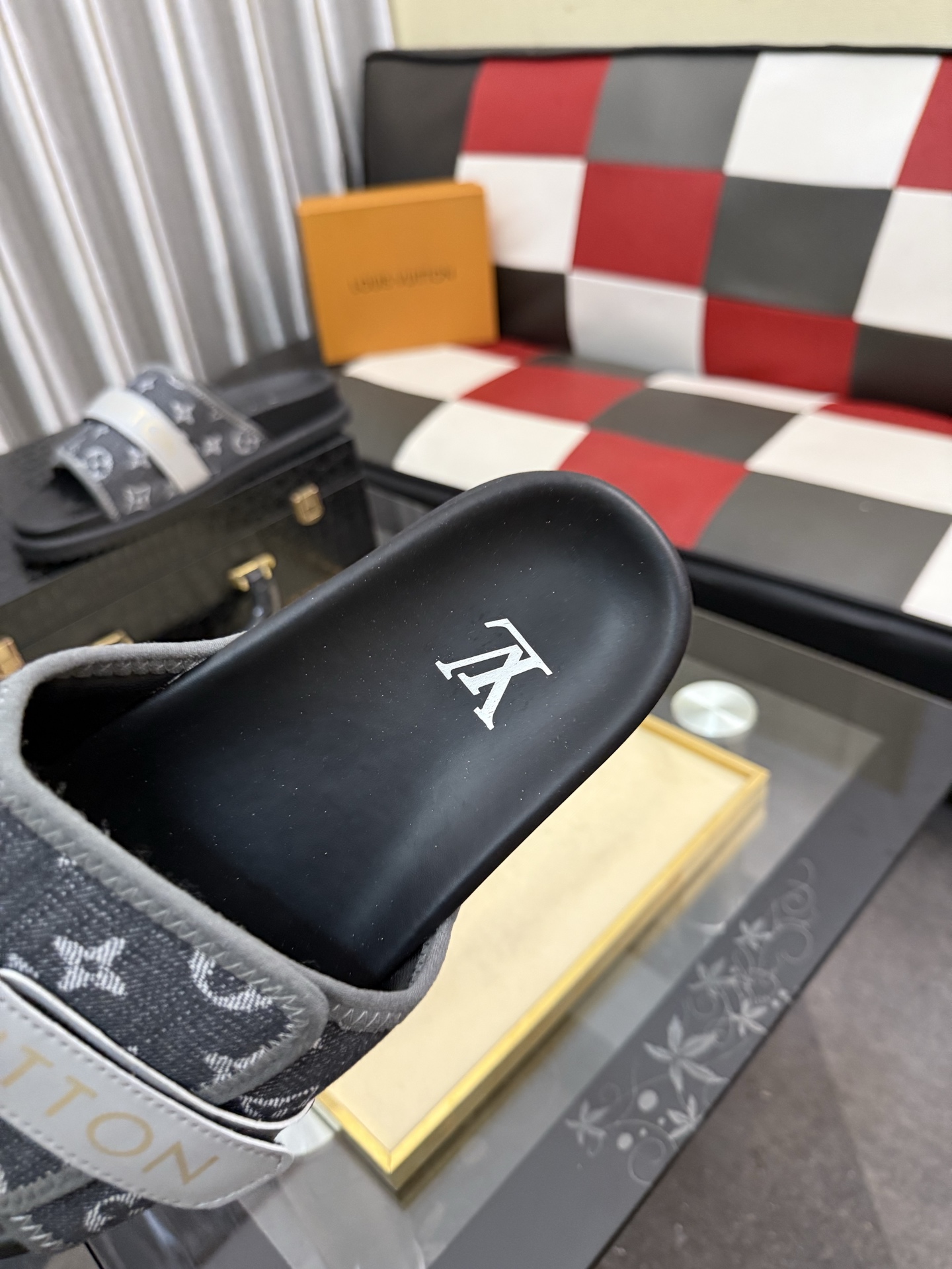 LV 復刻 男款 織帶Logo拖鞋 灰黑拼接潮流休閒款| 8 LV 復刻 男款 織帶Logo拖鞋 灰黑拼接潮流休閒款