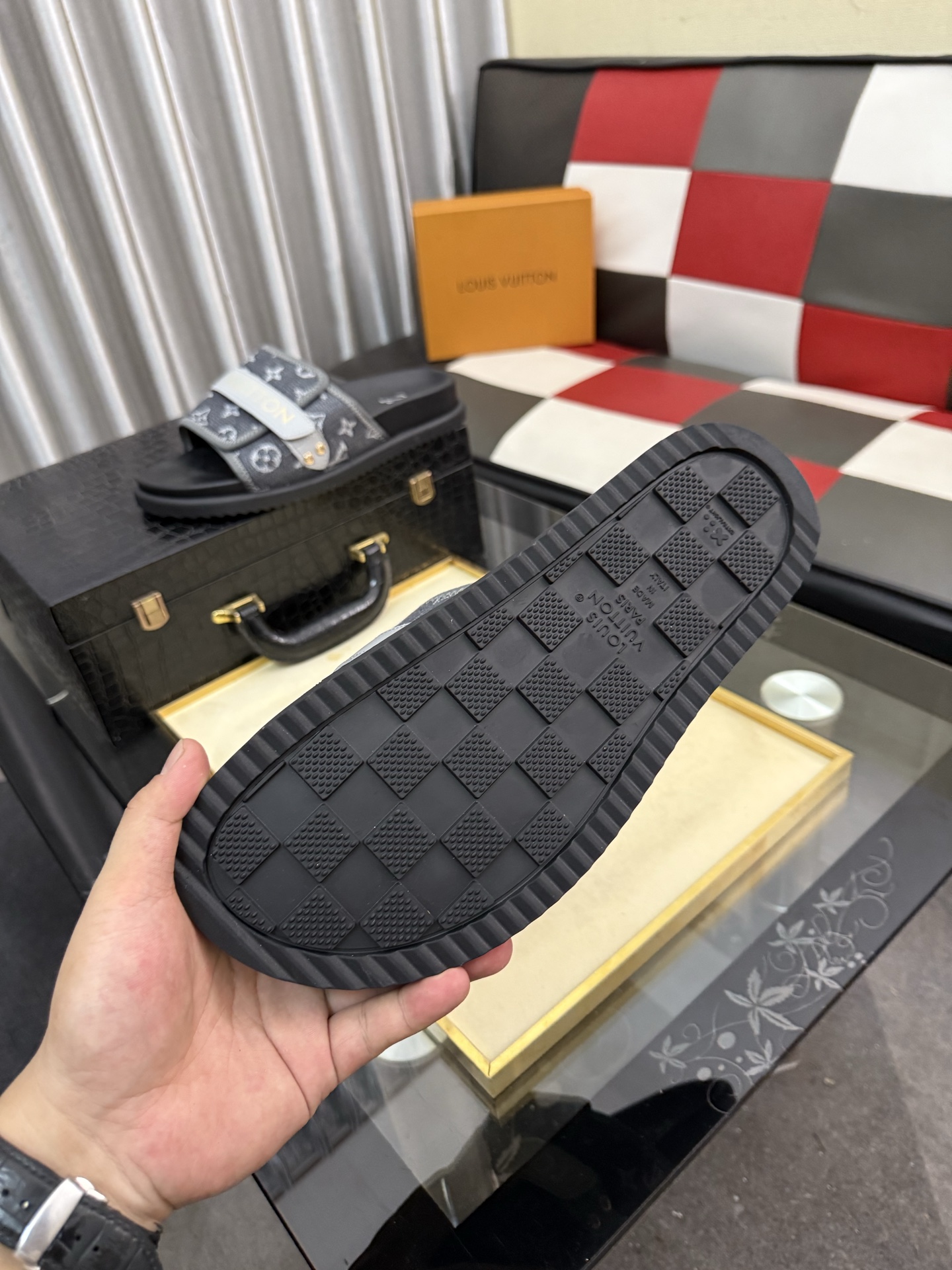 LV 復刻 男款 織帶Logo拖鞋 灰黑拼接潮流休閒款| 7 LV 復刻 男款 織帶Logo拖鞋 灰黑拼接潮流休閒款