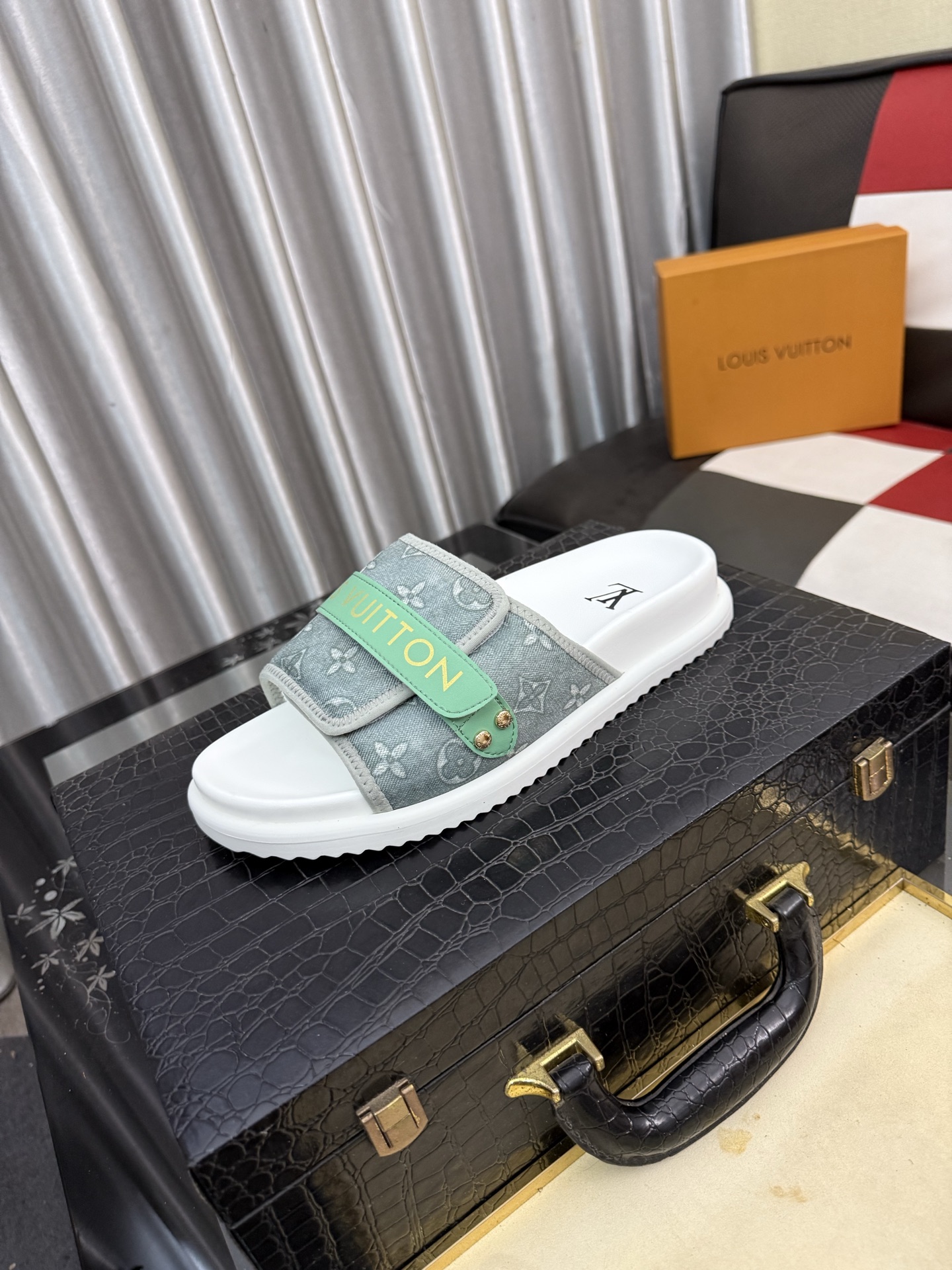 LV 一比一 男款 織帶Logo拖鞋 白底綠帶清新休閒款
