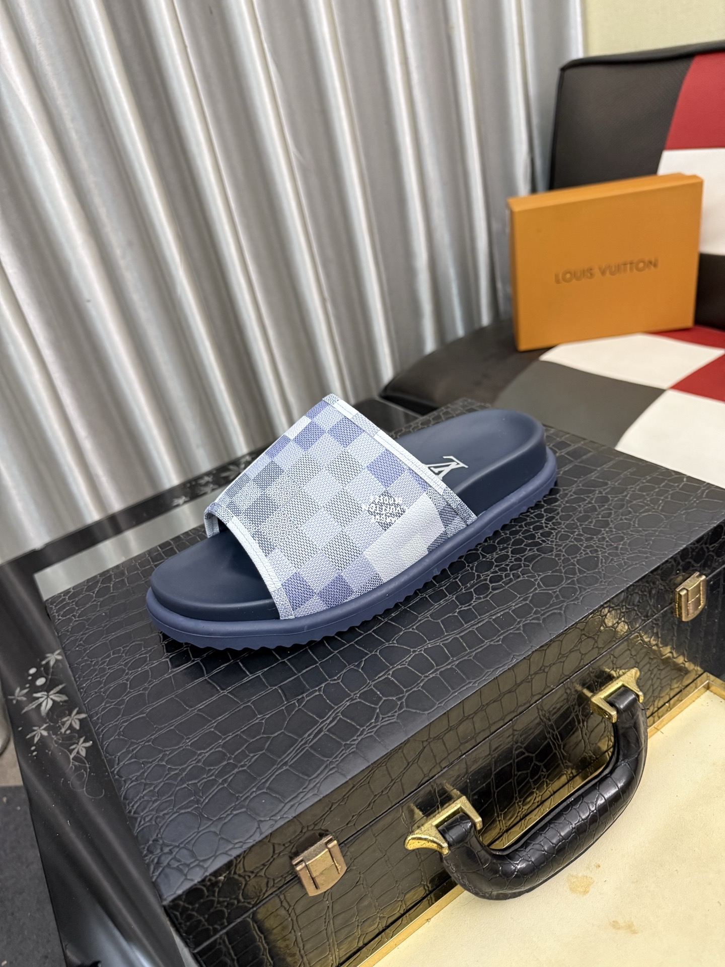 LV 高仿 男款 Damier棋盤格拖鞋 灰藍休閒百搭款