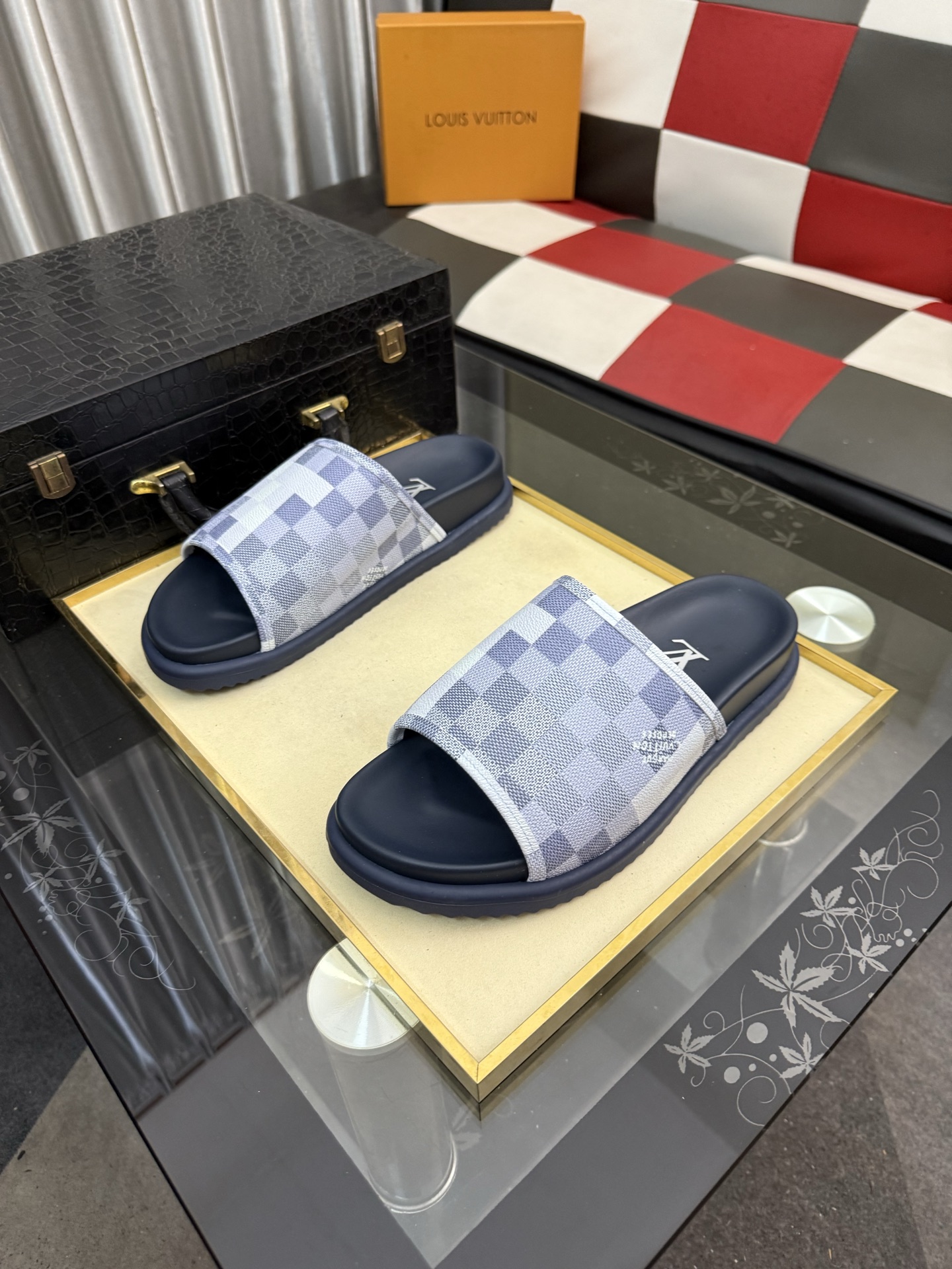 LV 高仿 男款 Damier棋盤格拖鞋 灰藍休閒百搭款