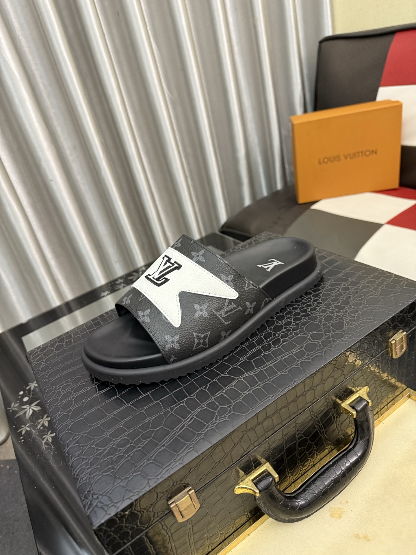 LV A貨 男款 Logo拼接拖鞋 黑白撞色潮流休閒款