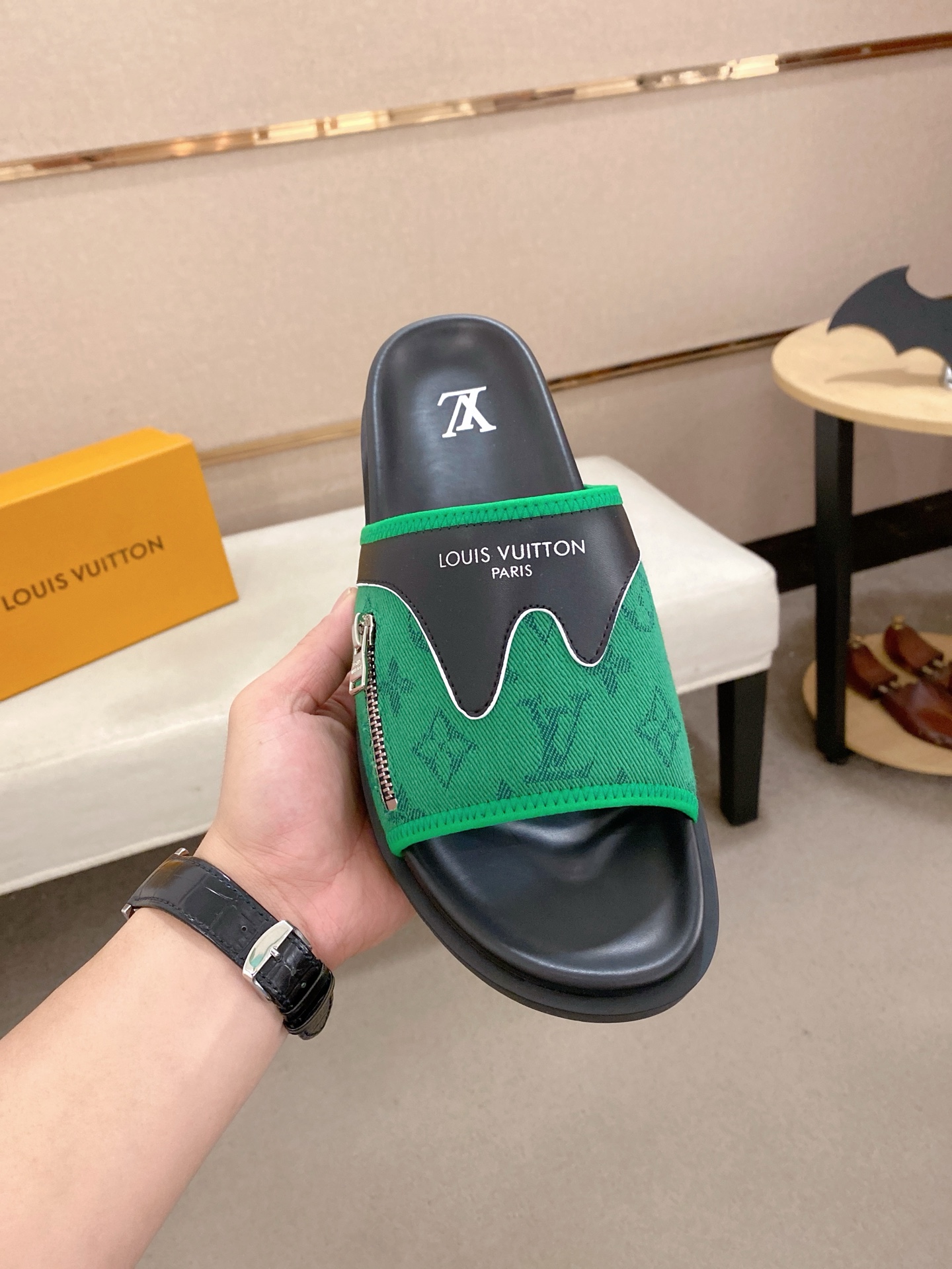 LV 高仿 男款 Monogram拖鞋 綠色拉鍊設計潮流休閒款| 14 LV 高仿 男款 Monogram拖鞋 綠色拉鍊設計潮流休閒款