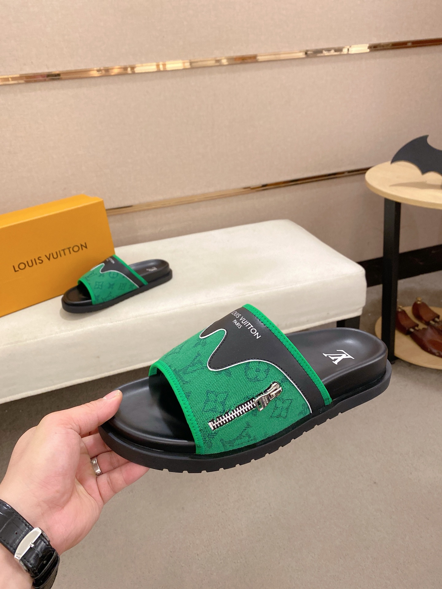 LV 高仿 男款 Monogram拖鞋 綠色拉鍊設計潮流休閒款| 13 LV 高仿 男款 Monogram拖鞋 綠色拉鍊設計潮流休閒款