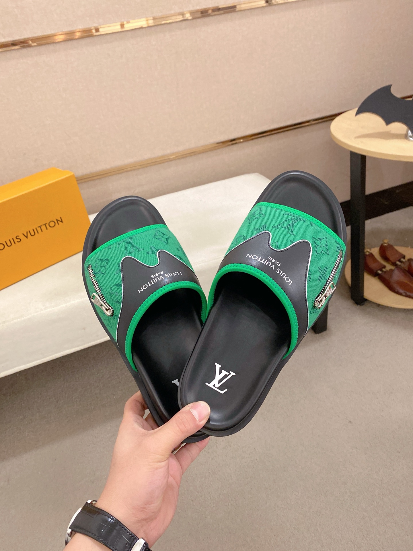 LV 高仿 男款 Monogram拖鞋 綠色拉鍊設計潮流休閒款| 11 LV 高仿 男款 Monogram拖鞋 綠色拉鍊設計潮流休閒款
