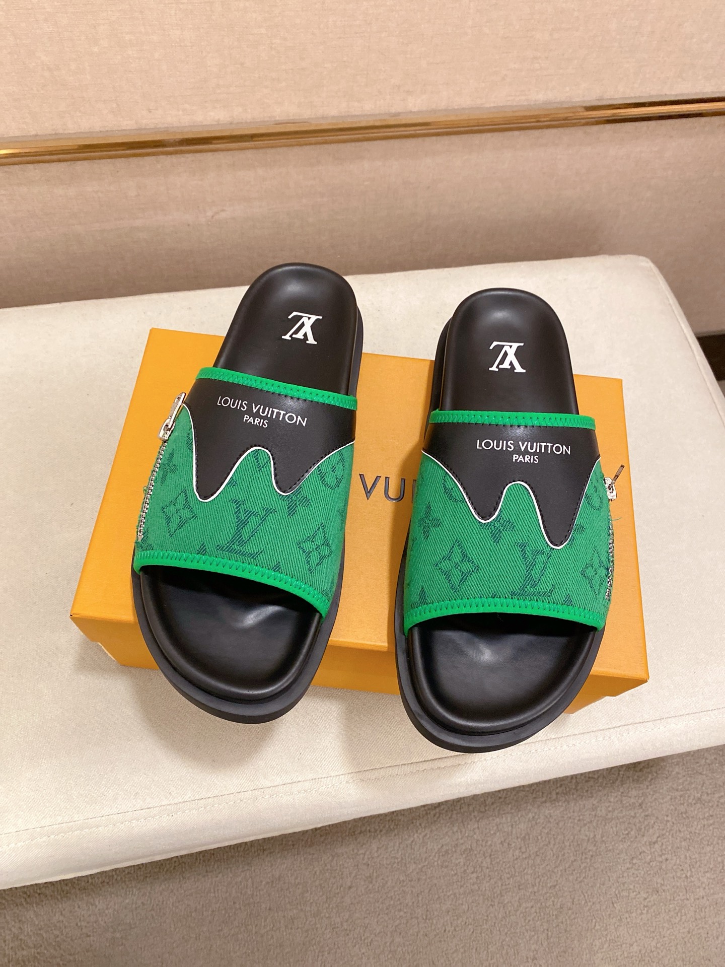 LV 高仿 男款 Monogram拖鞋 綠色拉鍊設計潮流休閒款| 10 LV 高仿 男款 Monogram拖鞋 綠色拉鍊設計潮流休閒款