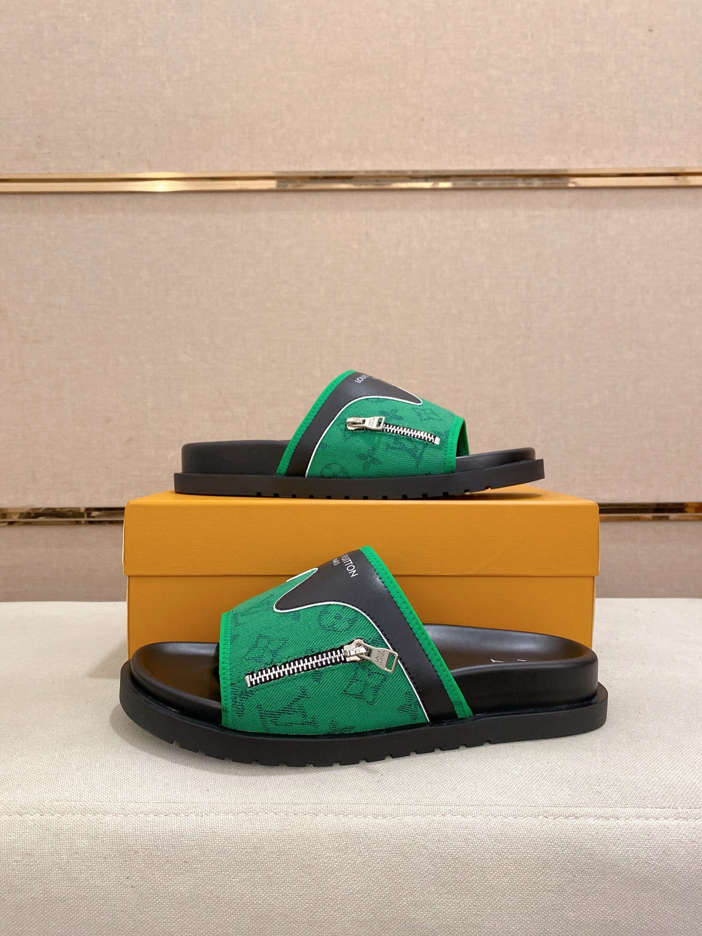 LV 高仿 男款 Monogram拖鞋 綠色拉鍊設計潮流休閒款| 9 LV 高仿 男款 Monogram拖鞋 綠色拉鍊設計潮流休閒款