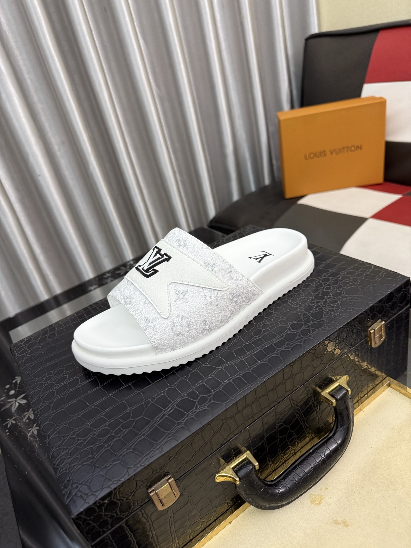 LV 一比一 男款 Logo拖鞋 白色極簡百搭休閒款| 6 LV 一比一 男款 Logo拖鞋 白色極簡百搭休閒款